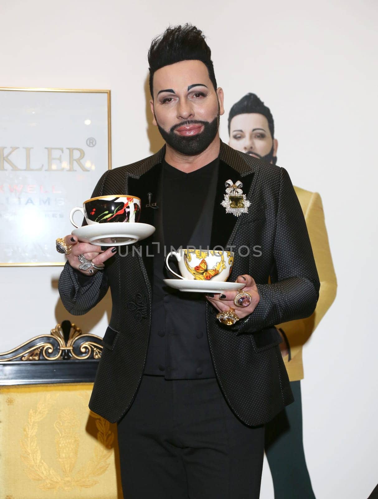 Harald Glööckler stellt s porzellancollection GLOEOECKLER by MAXWELL & WILLIAMS bei der Ladiesnight im Moebellhaus Schulenburg Hamburg-Halstenbek vor,27.11.2015