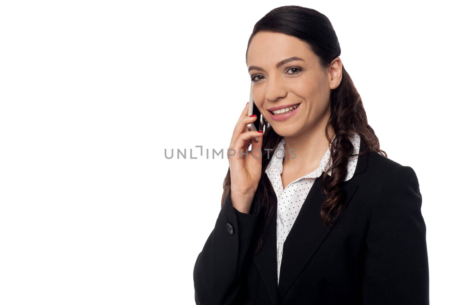Young business woman talking on her mobile phone