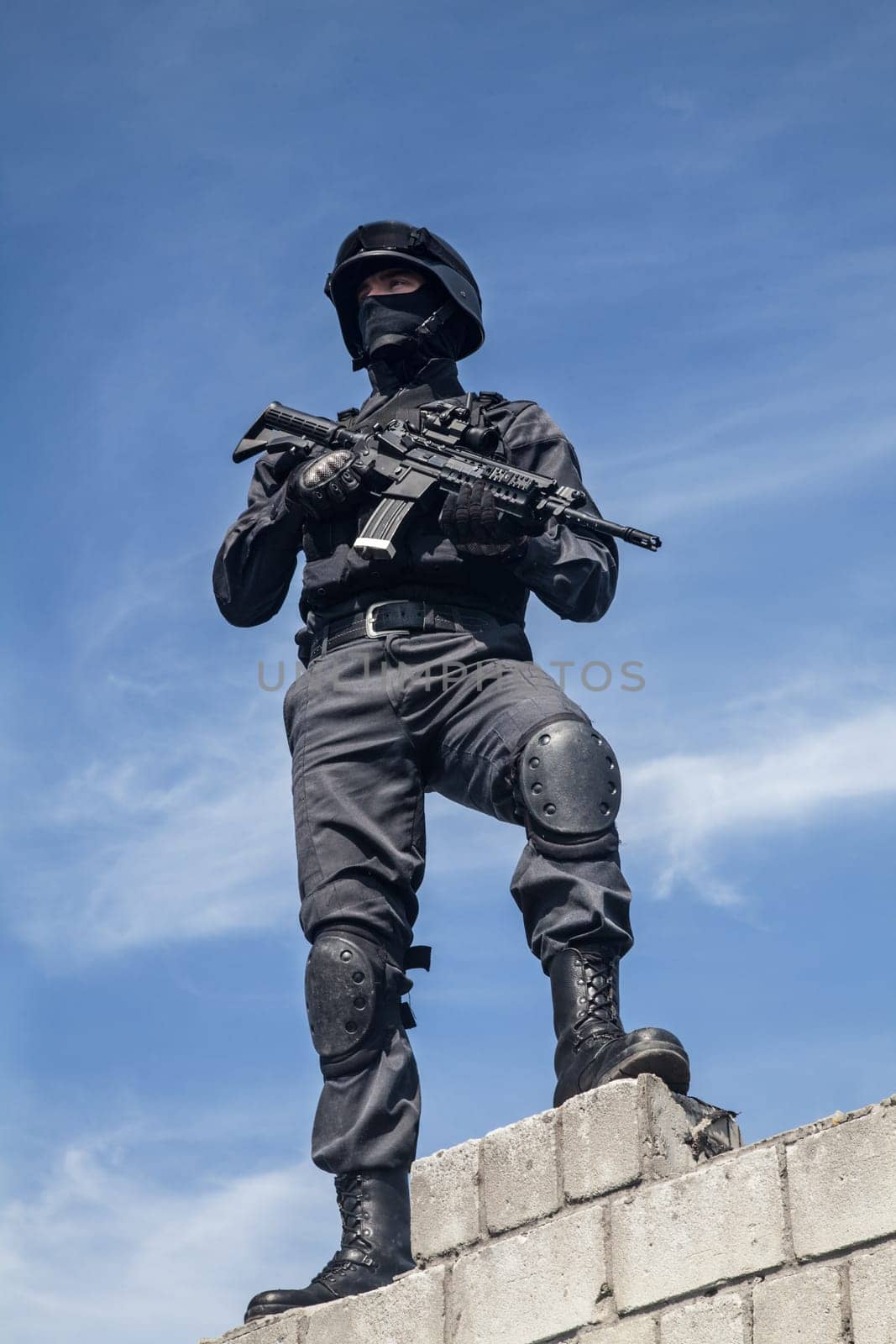 Spec ops police subdivision SWAT in action