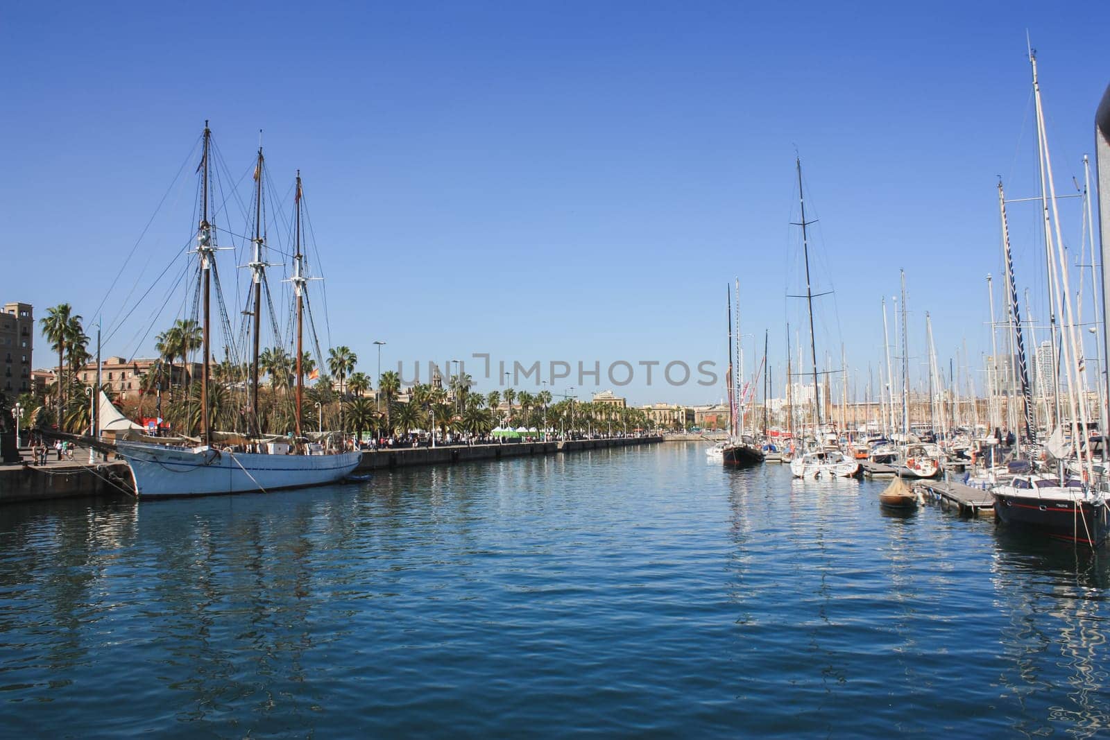 Barcelona,a port city on the Mediterranean Between Antiquity and Modernity