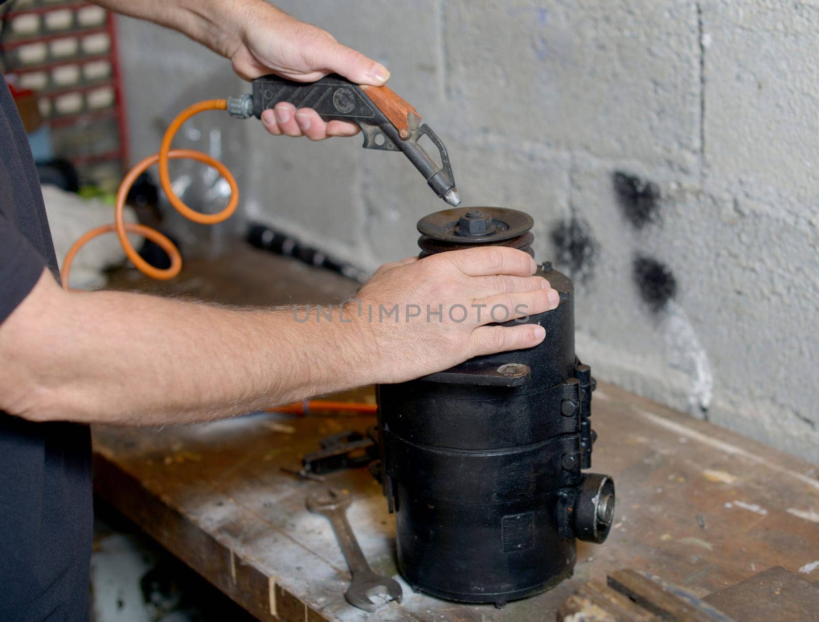 Cleaning of a dynamo with one buffets of workshop