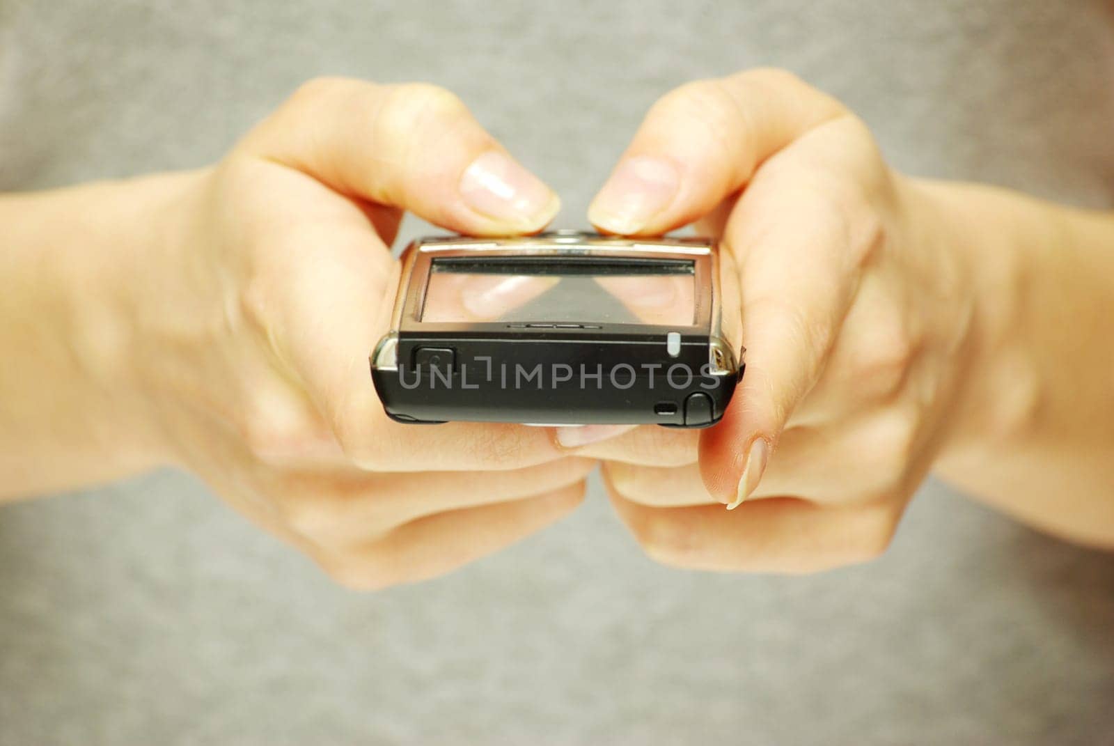 a hands holding a mobile phone for support