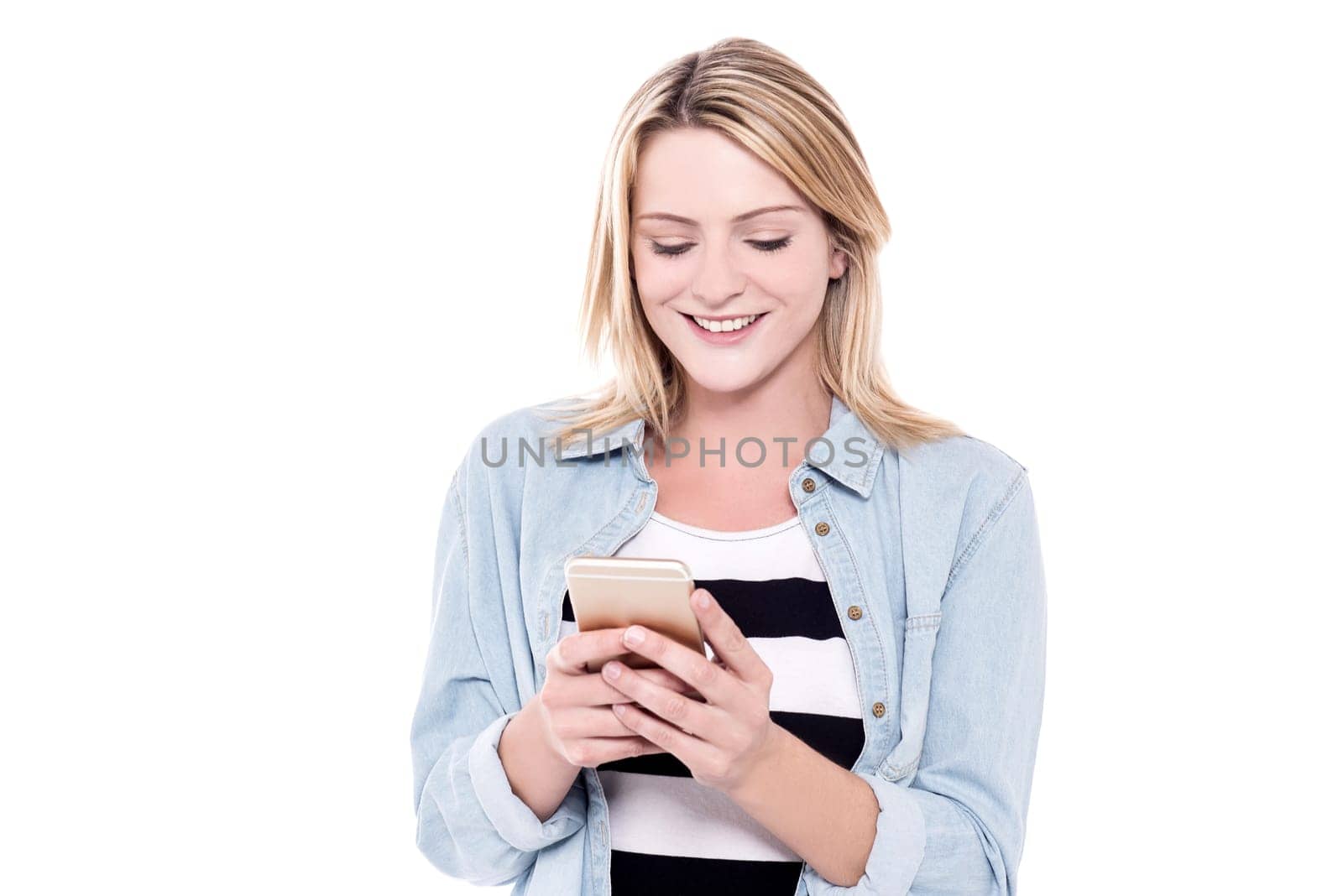 Trendy woman reading sms on her mobile phone