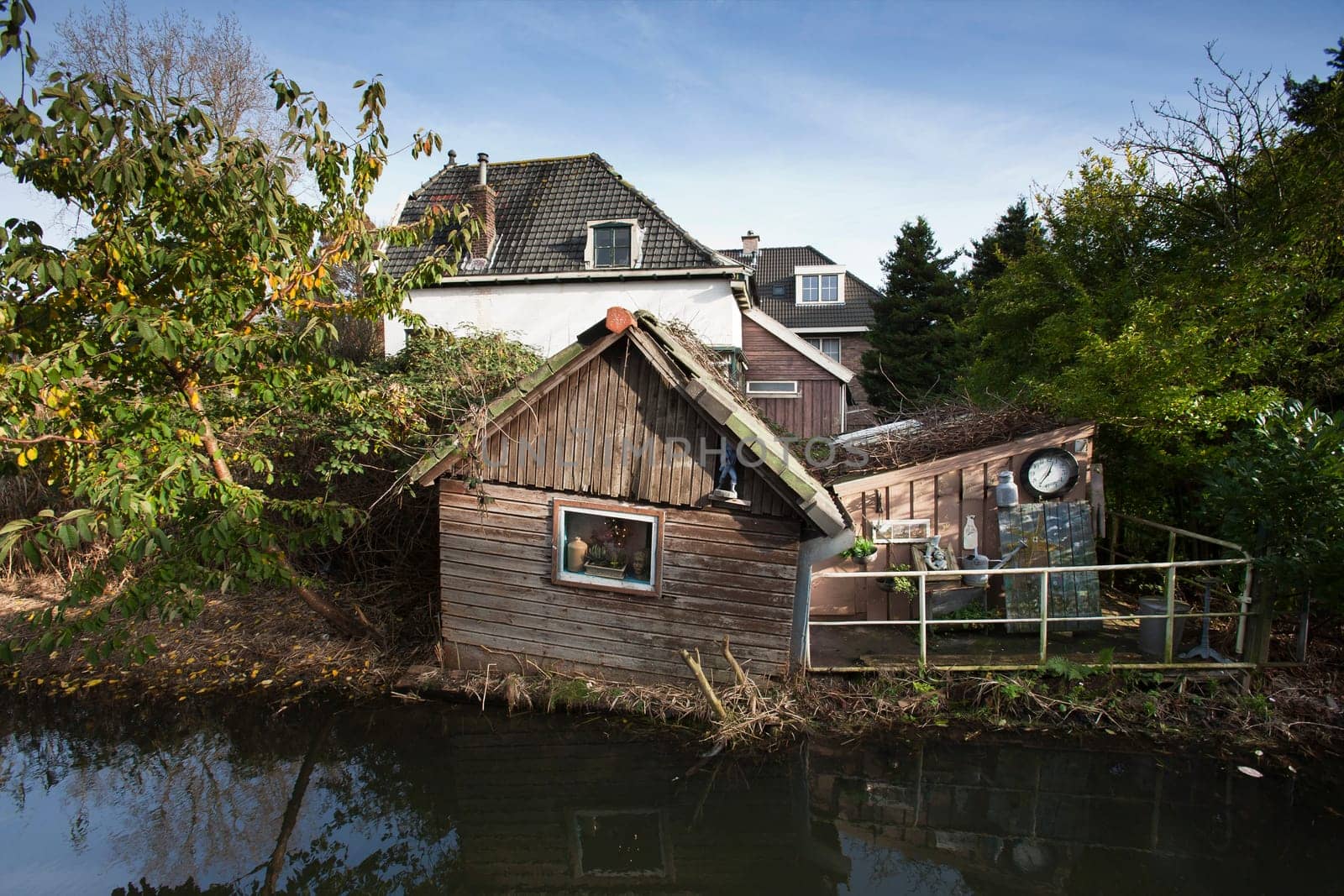 The shed has no pile foundation and is sinking slowly downwards