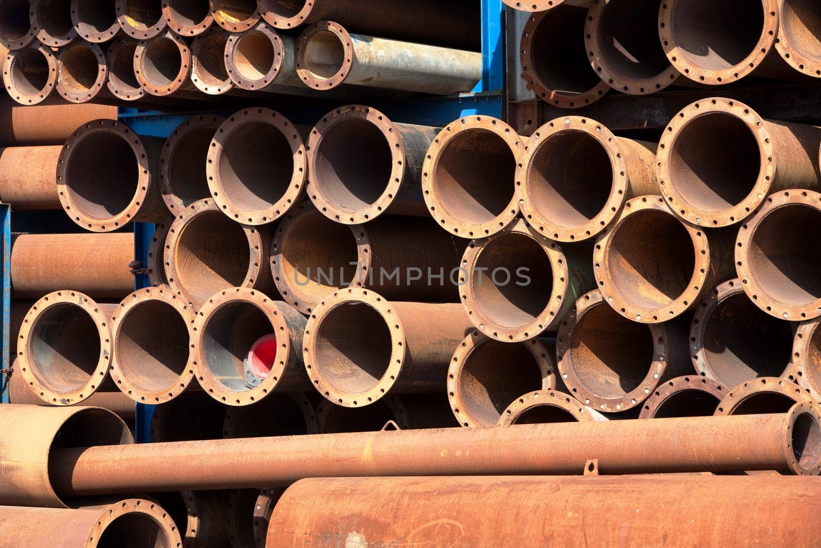 Rusty industrial tubes for transporting fluid