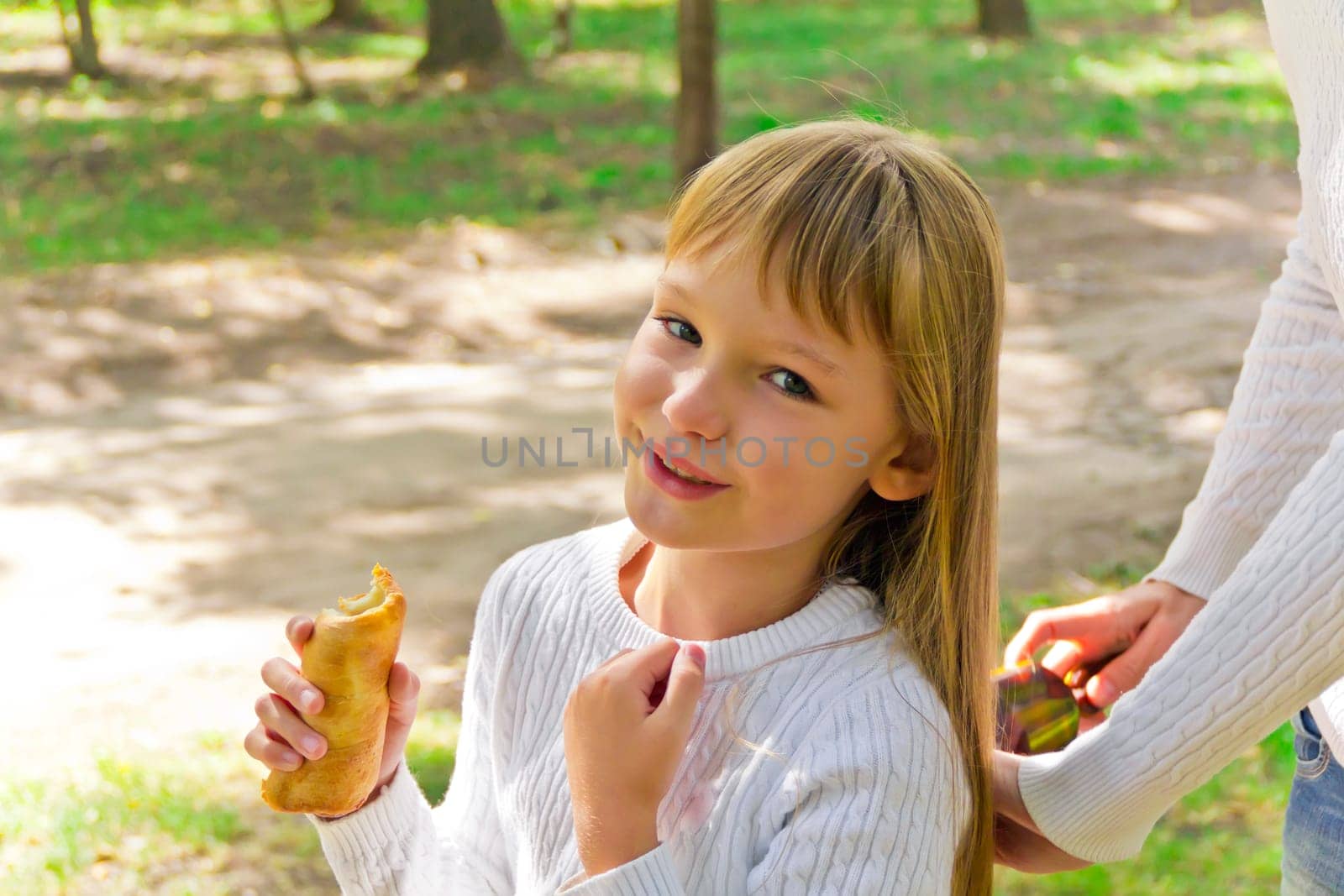 Photo of mother and daughter makes hairstyle
