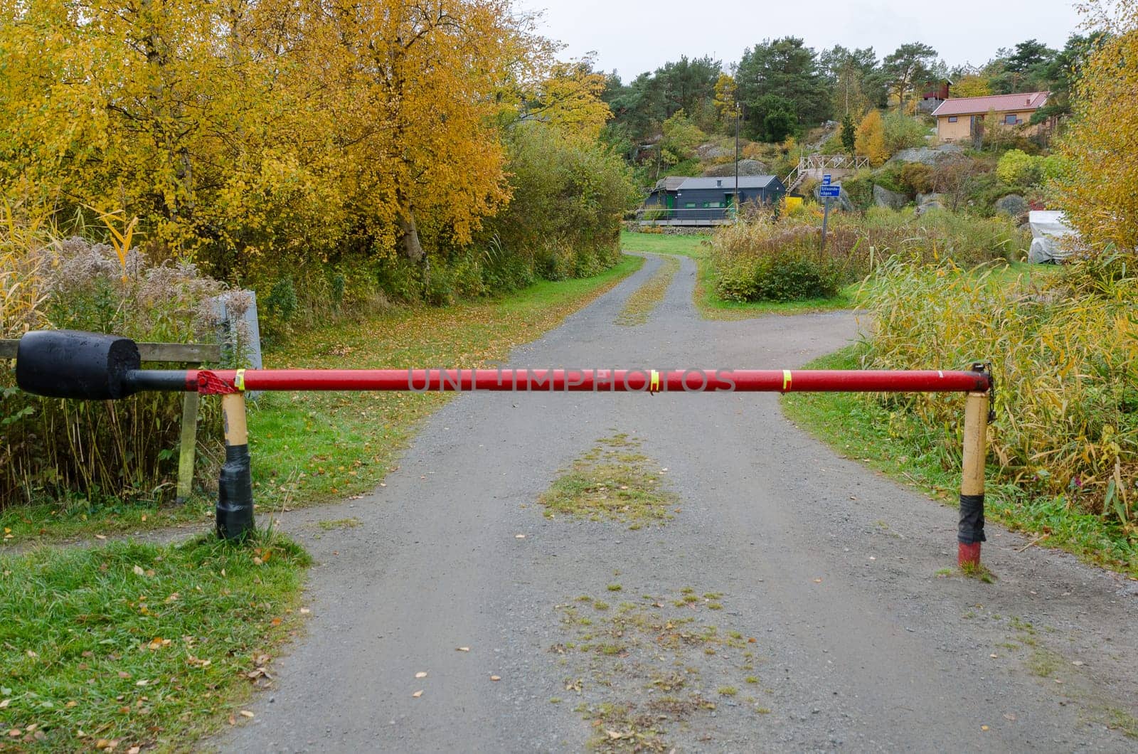 one small road with a road barriier so you not can drive in to the house on the summerplace