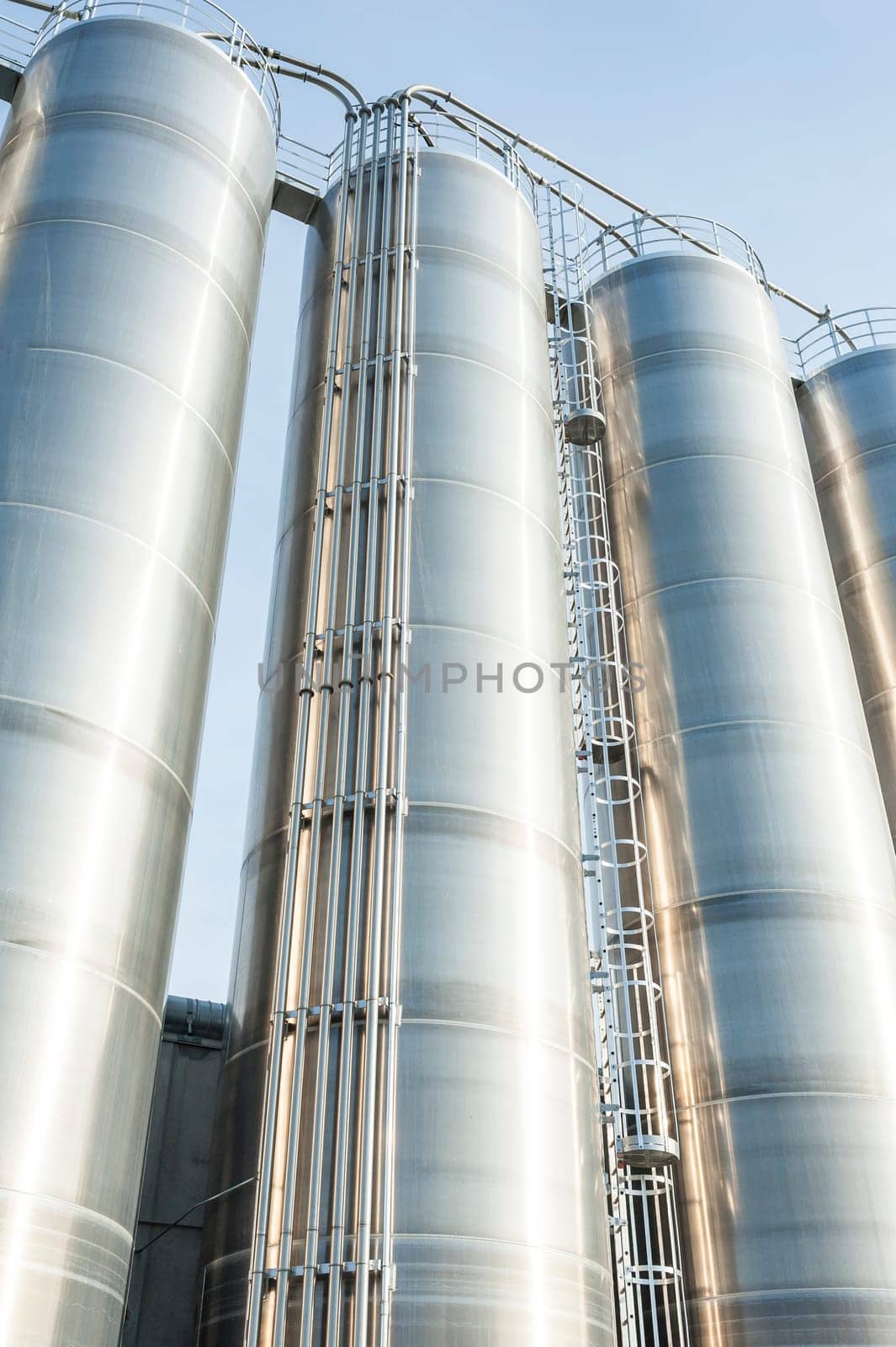 Industrial silos for chemical production, by stainless steel