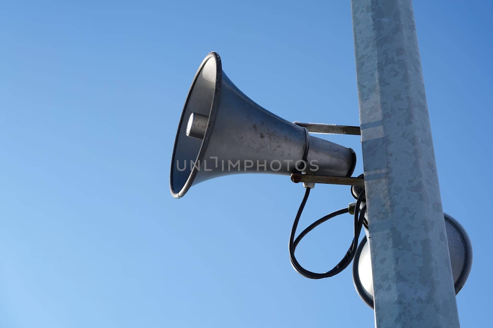 Loudspeaker on a mast