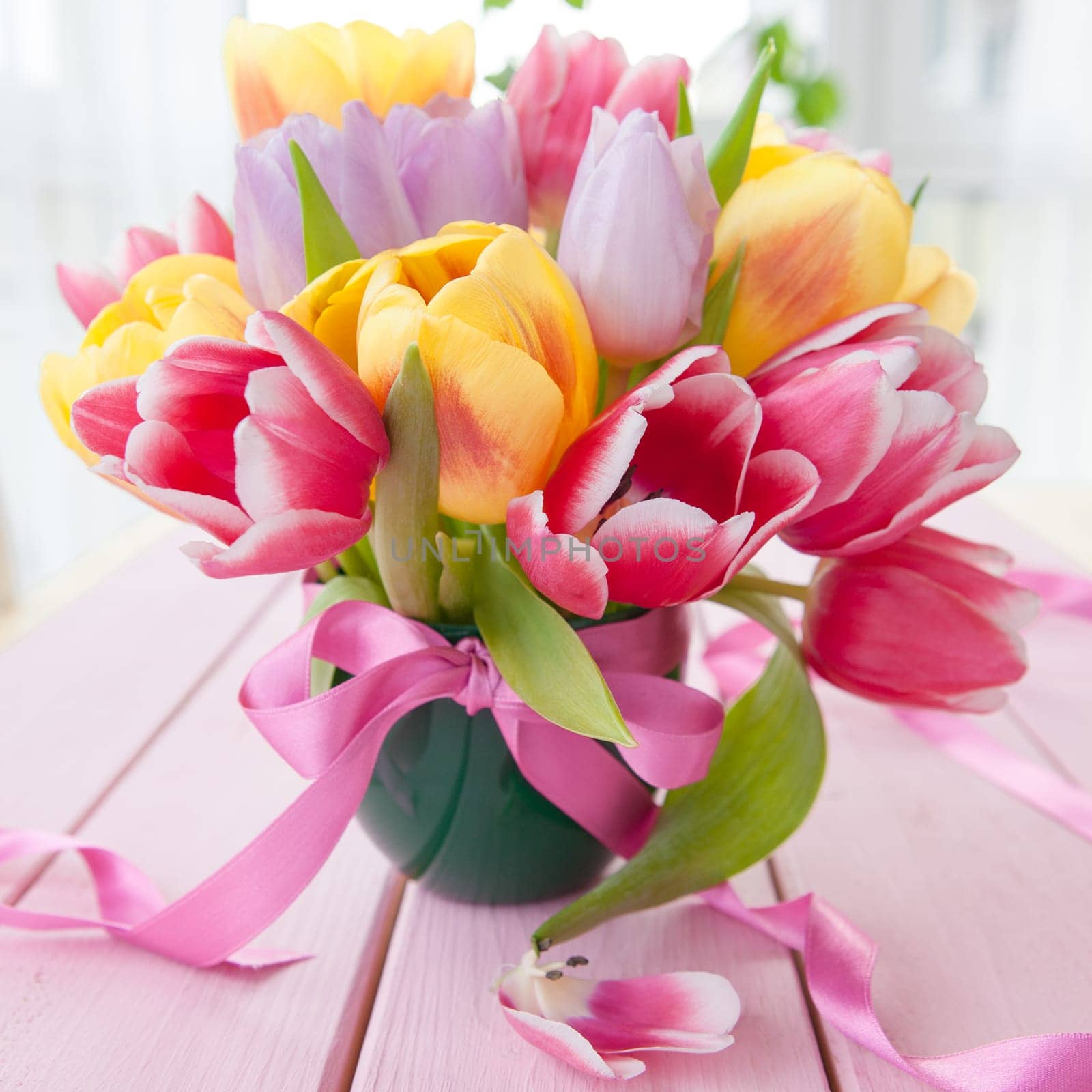 Froehliches bouquet with fresh colorful tulips