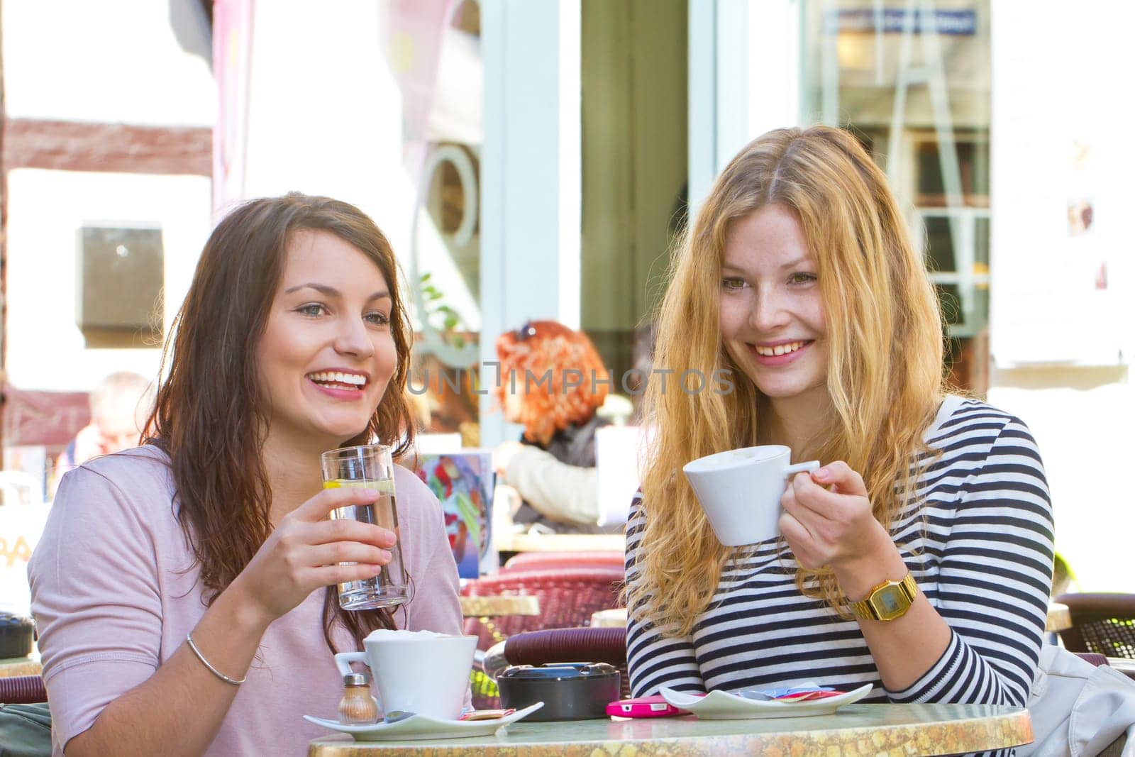 two young women in straßenkcafe