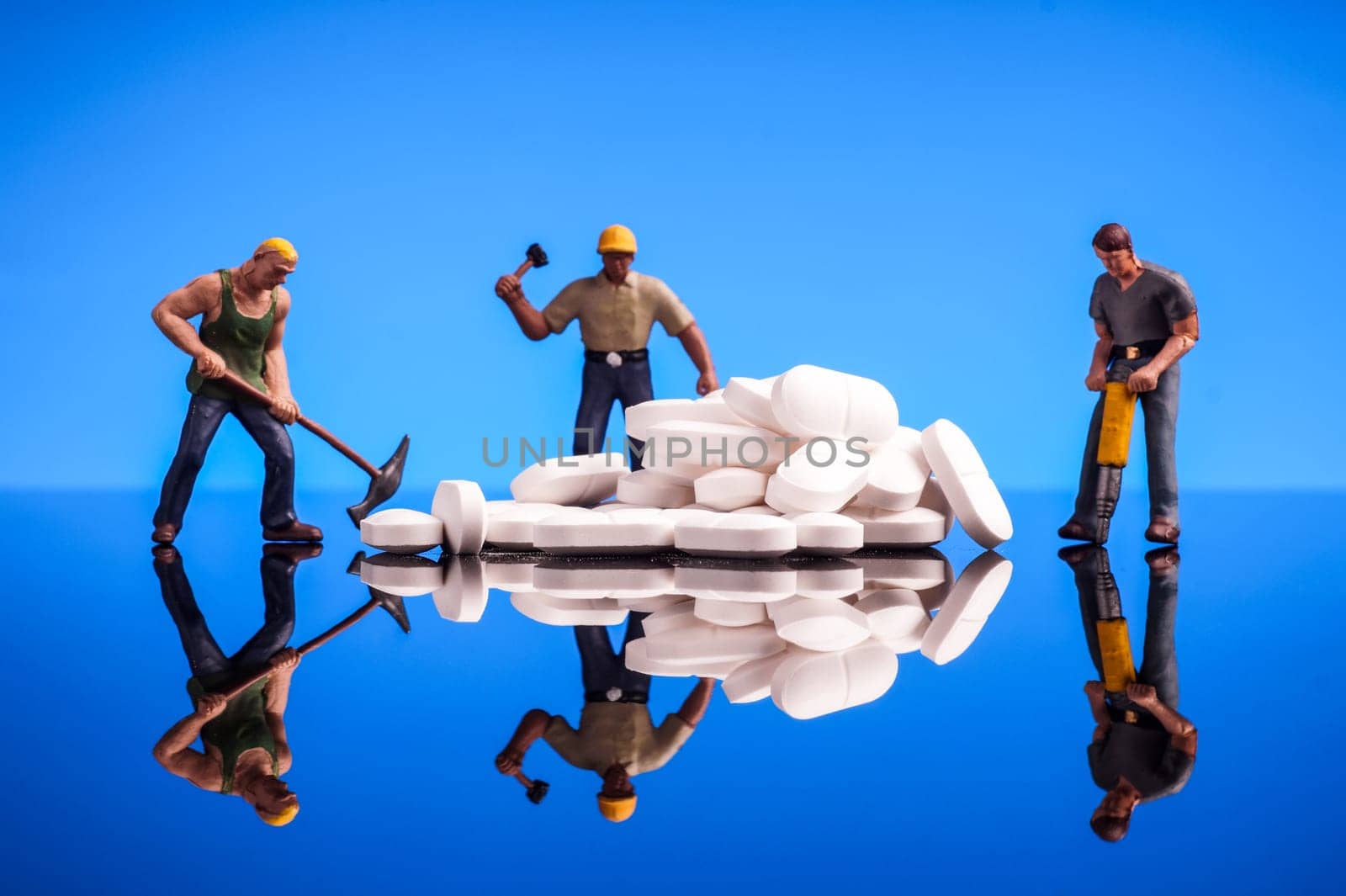 medicine and workmen, tablets medicine and workers, figurine isolated