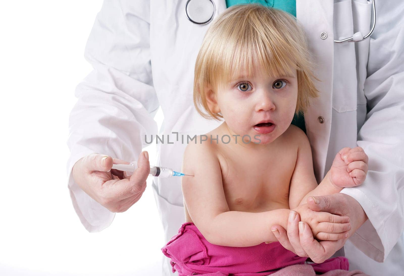 Doctor gives baby girl an injection. little girl is given an injection by the family doctor. The doctor gives the child an injection in the upper arm . It can be both a vaccination or as part of the girl&#39 s medical treatment