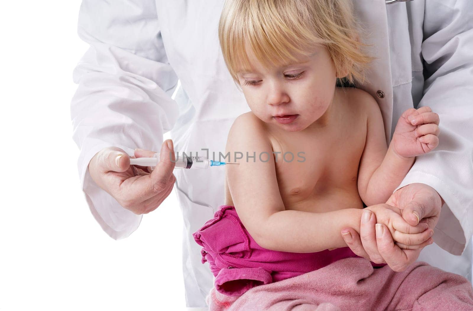 Doctor gives baby girl an injection. little girl is given an injection by the family doctor. The doctor gives the child an injection in the upper arm . It can be both a vaccination or as part of the girl&#39 s medical treatment