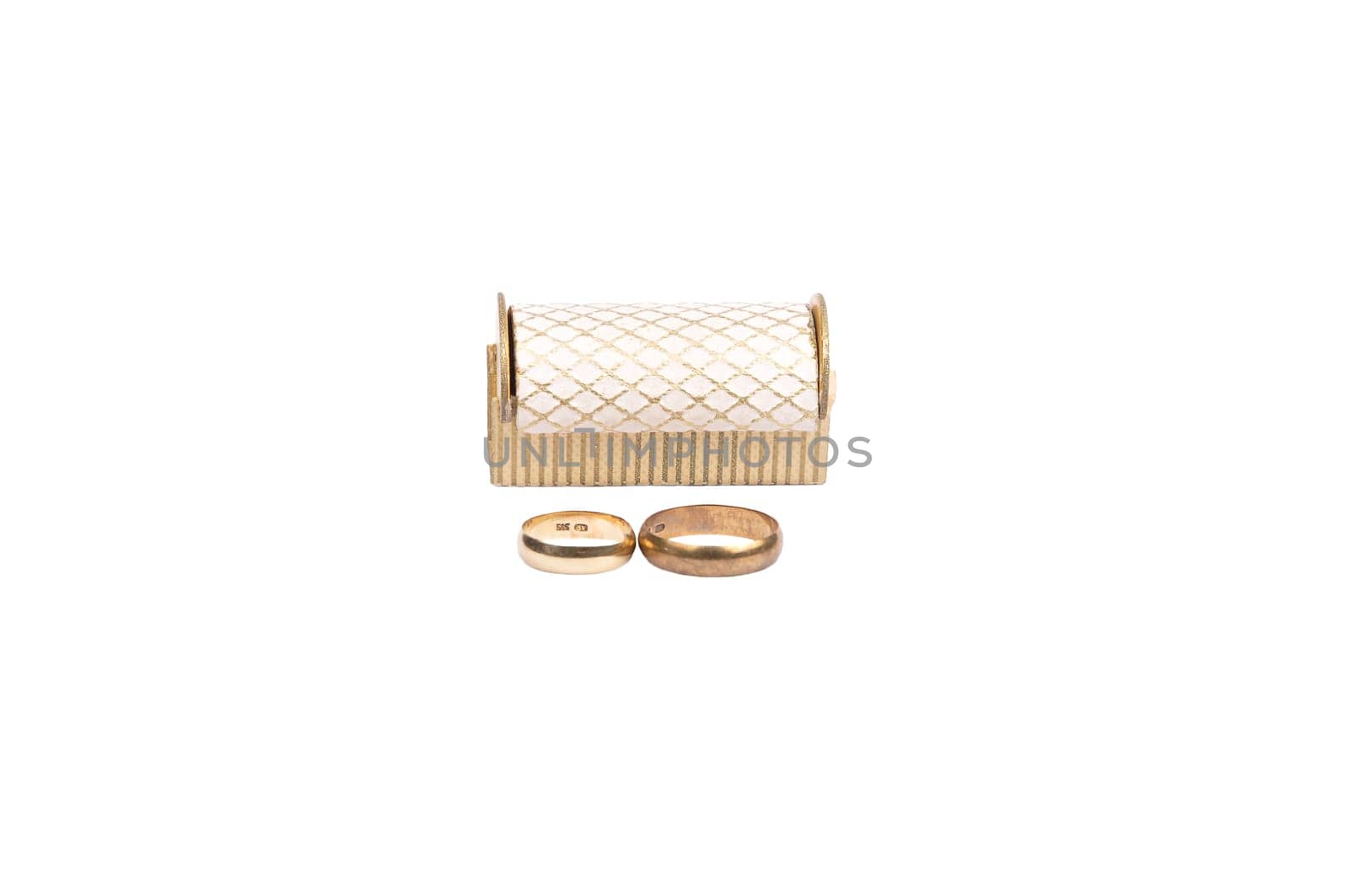 Arrangement with wedding rings