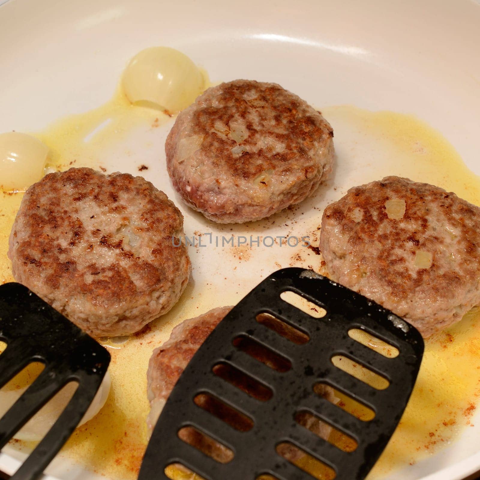 Burger in a ceramic pan