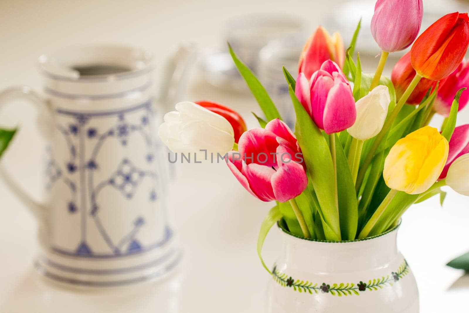 Everything prepared for the birthday party - the tulips are on the table!