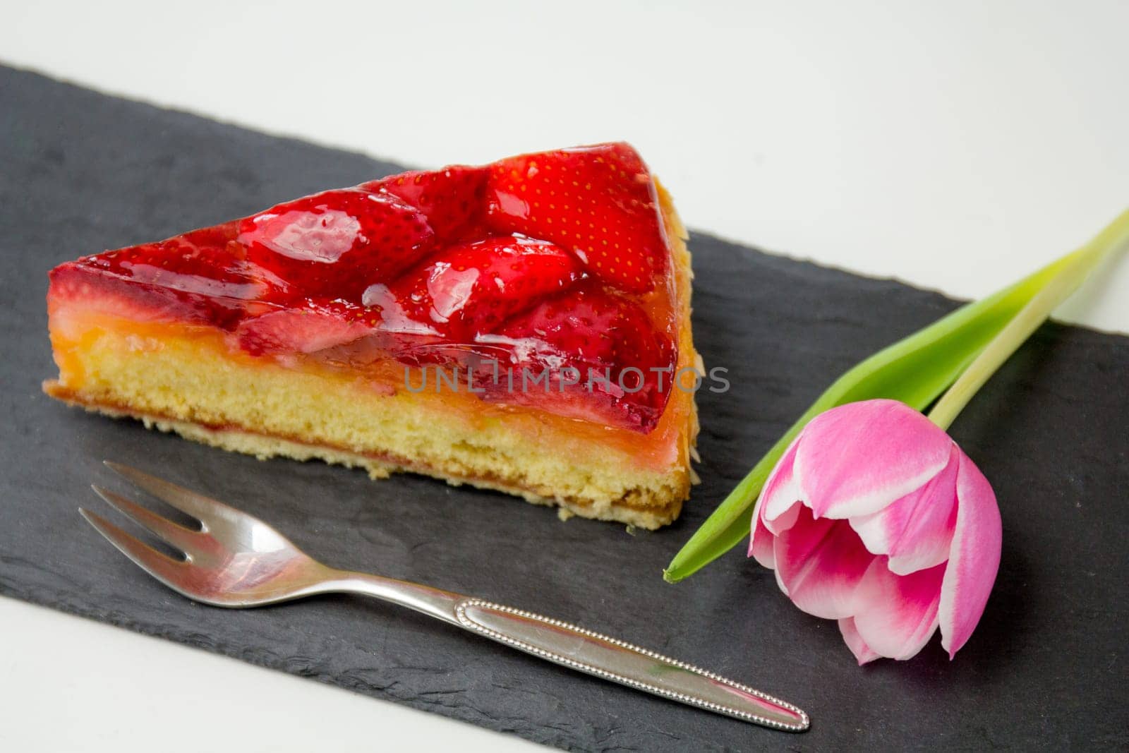 Fresh strawberry cake - a piece of summer yuppours