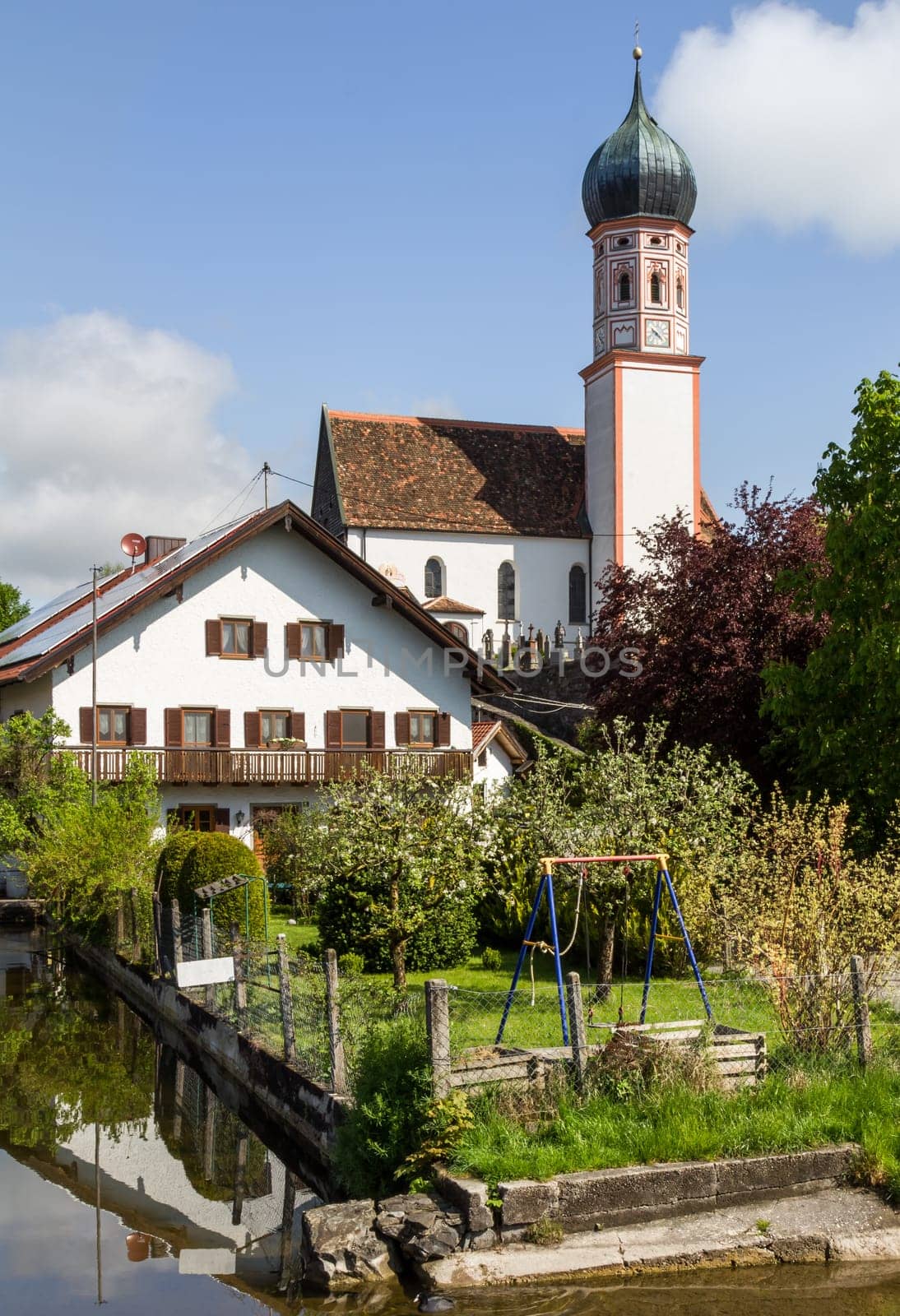 Eine Zwiebelturmkirche in einem Dorf in Bayern