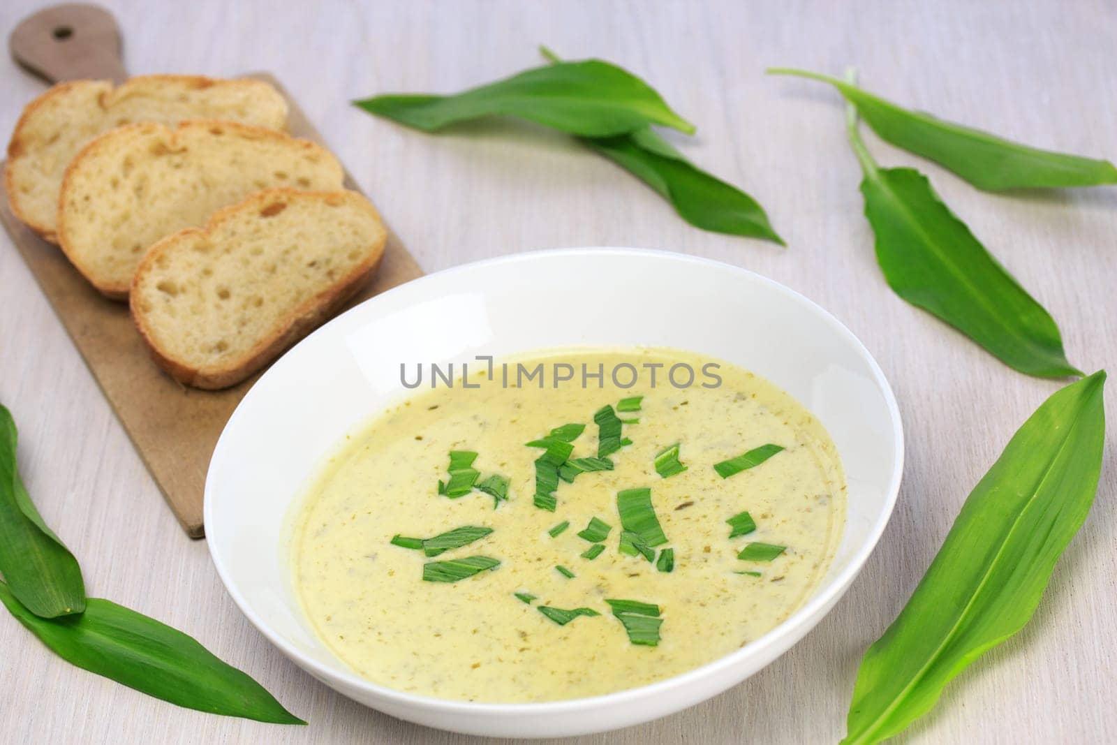 bear garlic soup on white teller