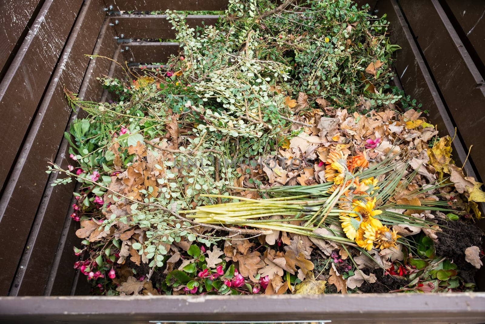 Plants and flowers as waste in a cemetery