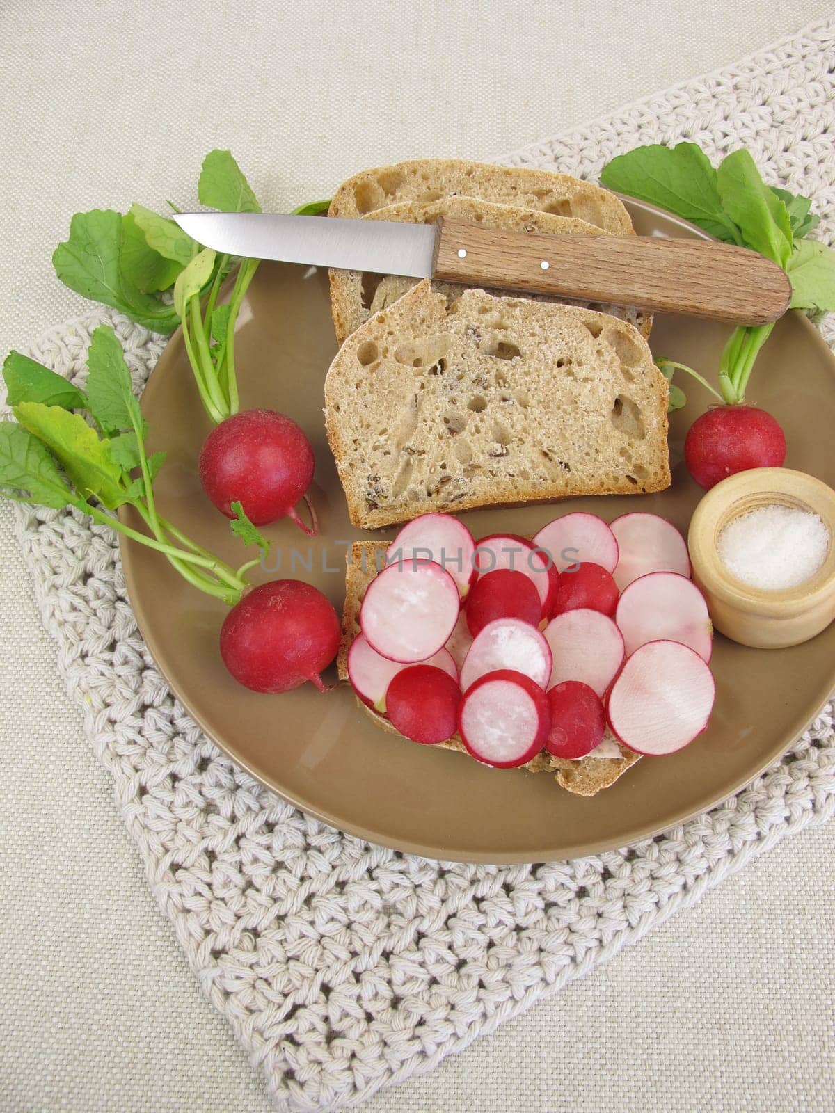 Butterbread with fresh radishes