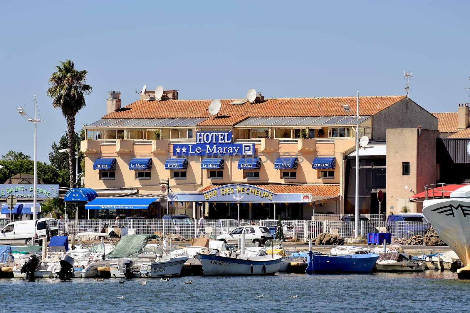 A hotel and a restaurant bar in Grau-du-Roi located on the harbor in downtown