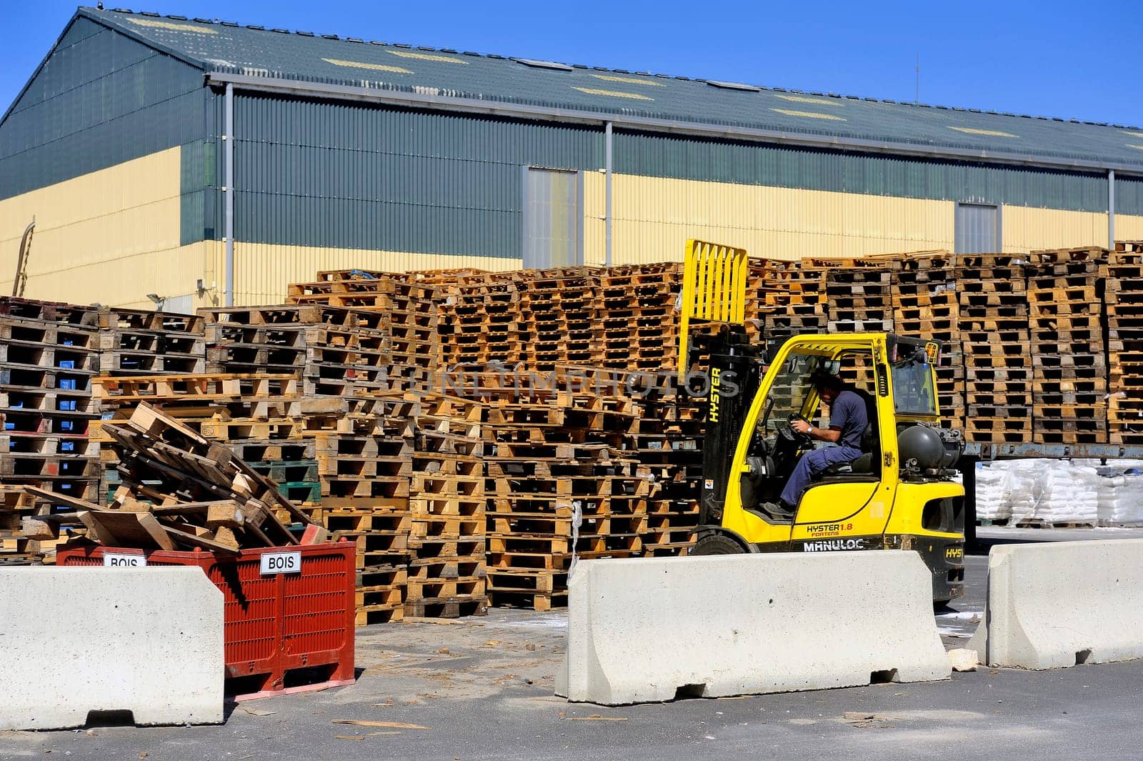 handling and storage of pallets in a warehouse awaiting reuse for transporting goods