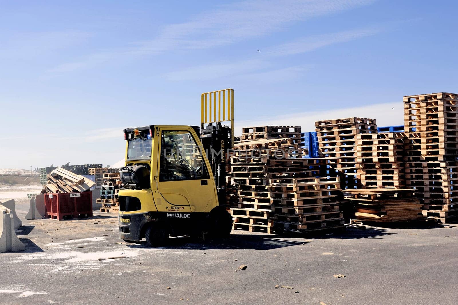 handling and storage of pallets in a warehouse awaiting reuse for transporting goods
