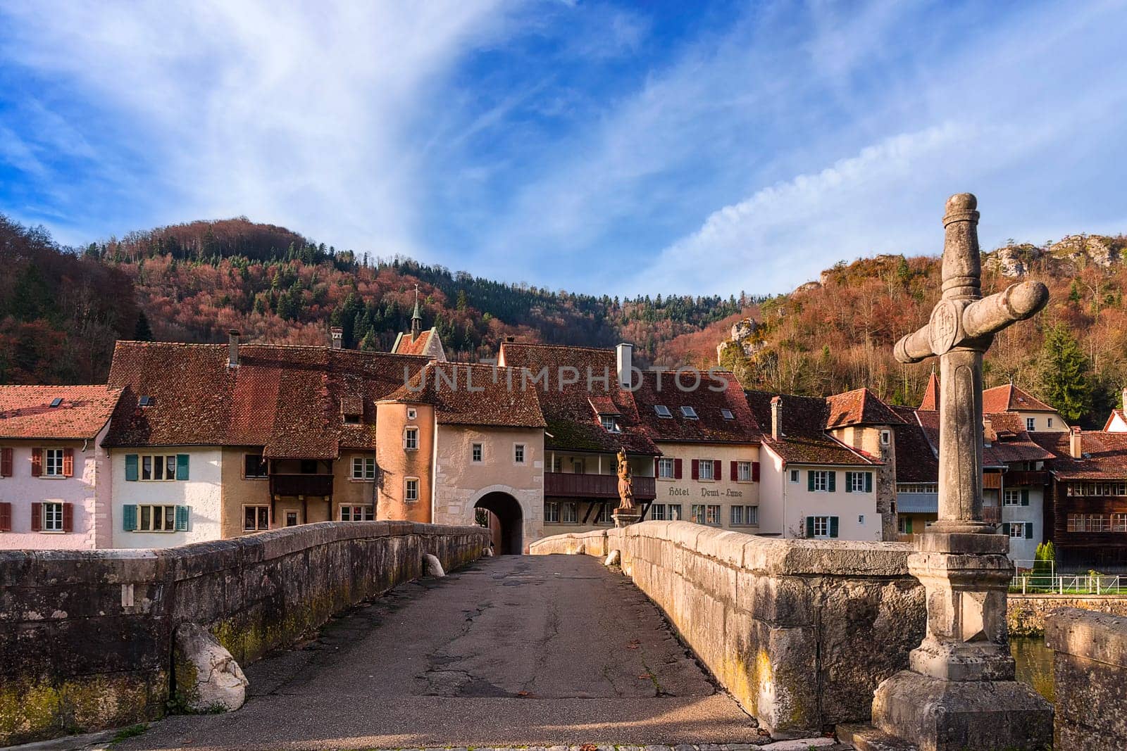 The old bridge over the Doubs