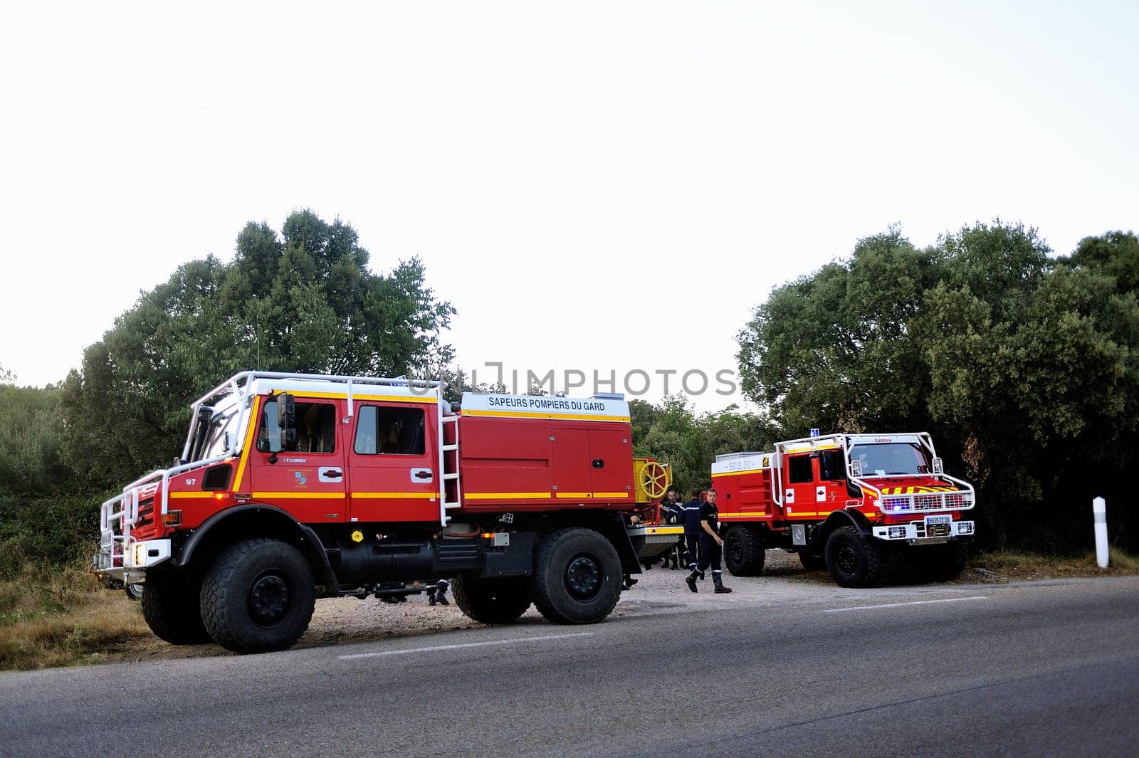 Fire trucks at the entrance of a forest road ready to go to the fire after the passage of trackers.