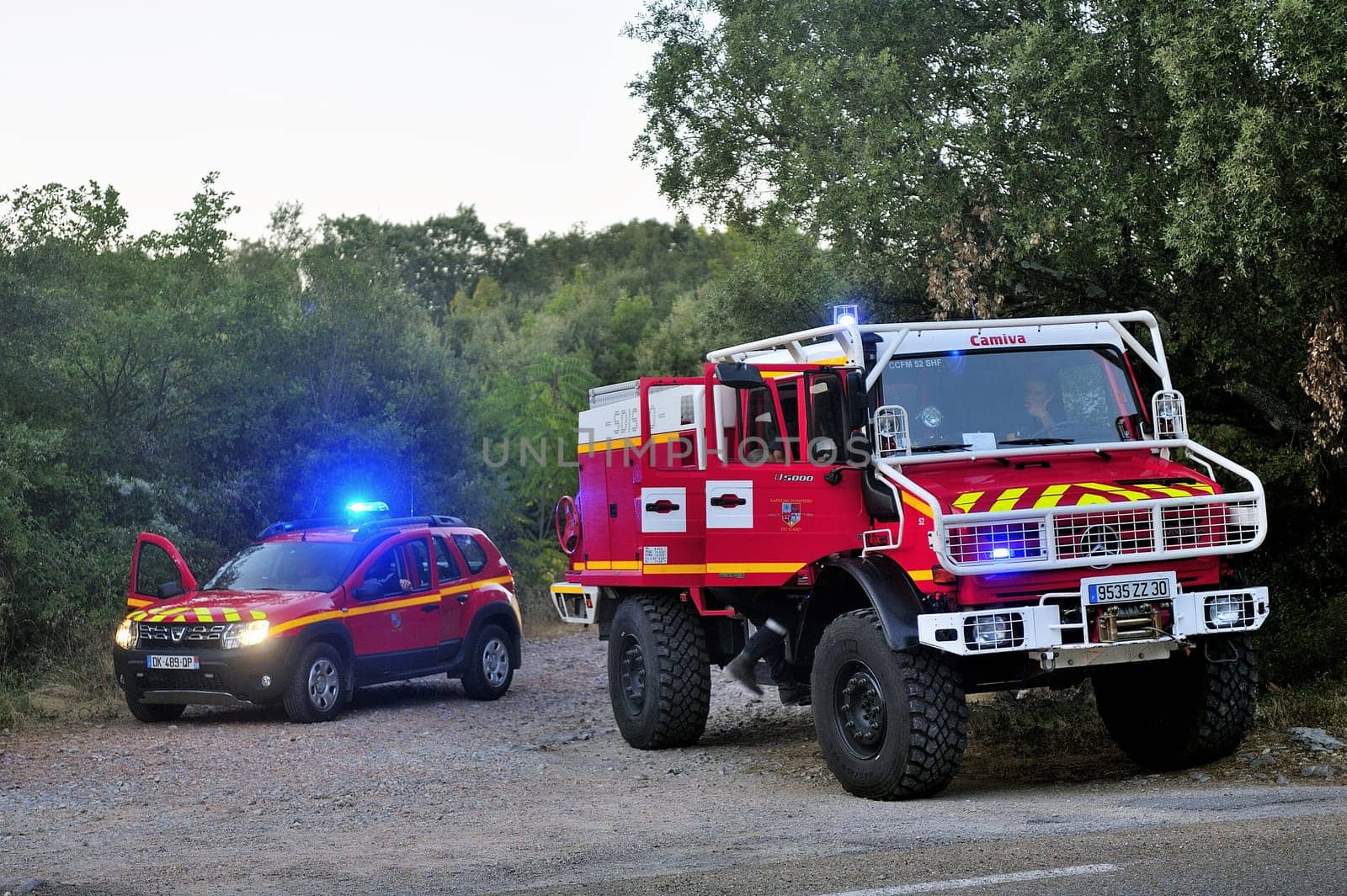 Fire trucks at the entrance of a forest road ready to go to the fire after the passage of trackers.