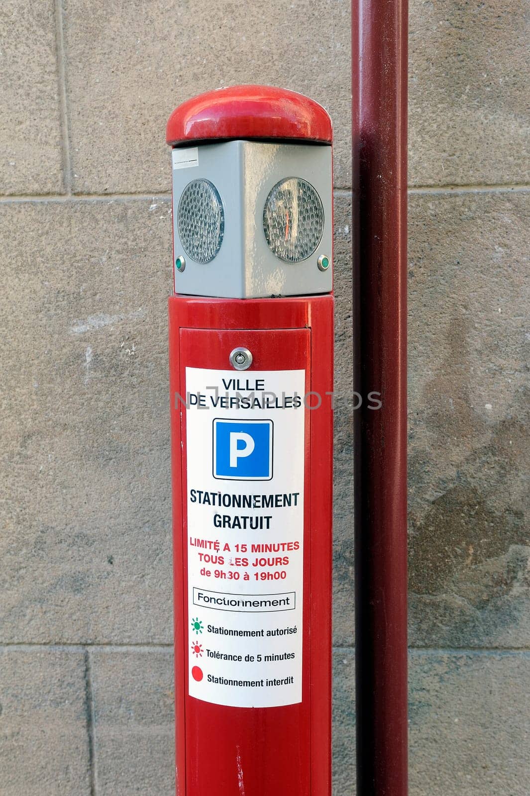Terminal limited parking on a street in Versailles