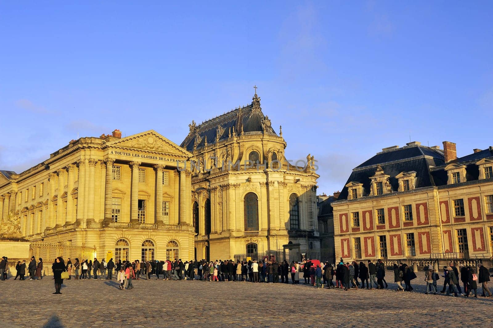 the crowd of tourists waiting to visit the castle