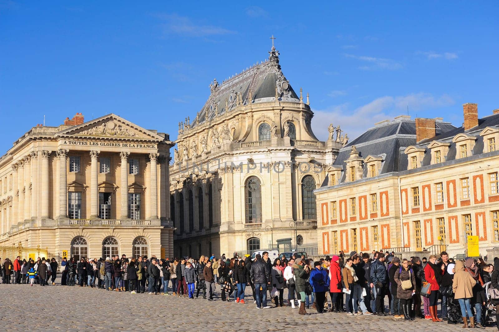 the crowd of tourists waiting to visit the castle
