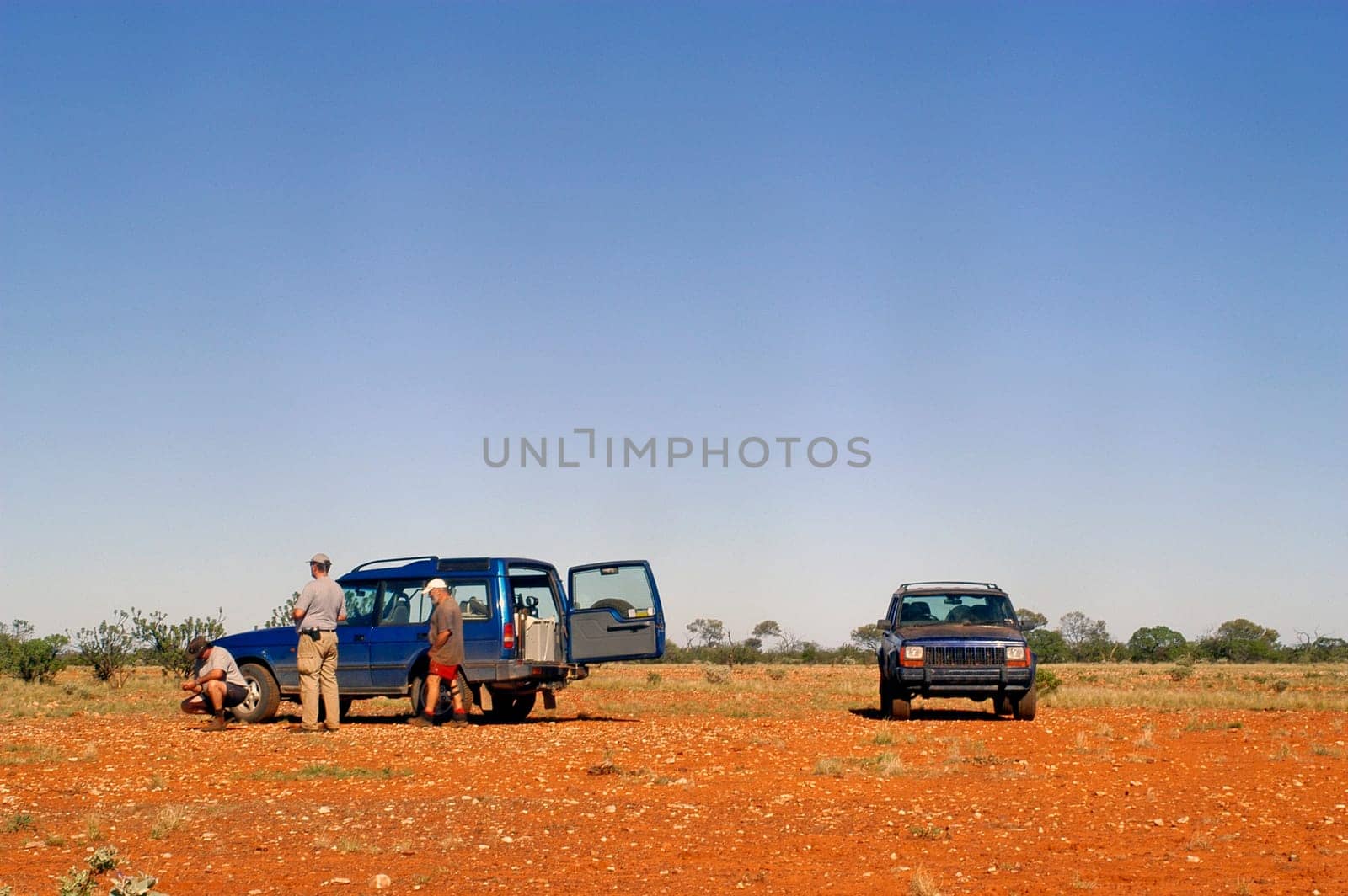 Departure at dawn for hunting for the gold nuggets in the Australian bush