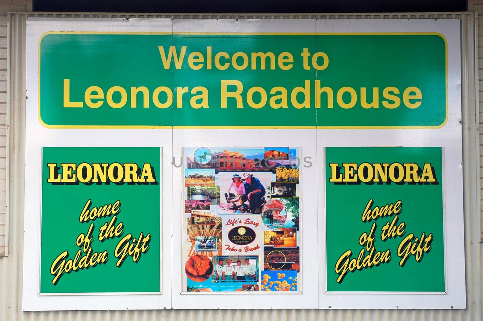 Sign welcoming tourists in the town of Leonora and recalling that it is a city where gold and gold mining are very important