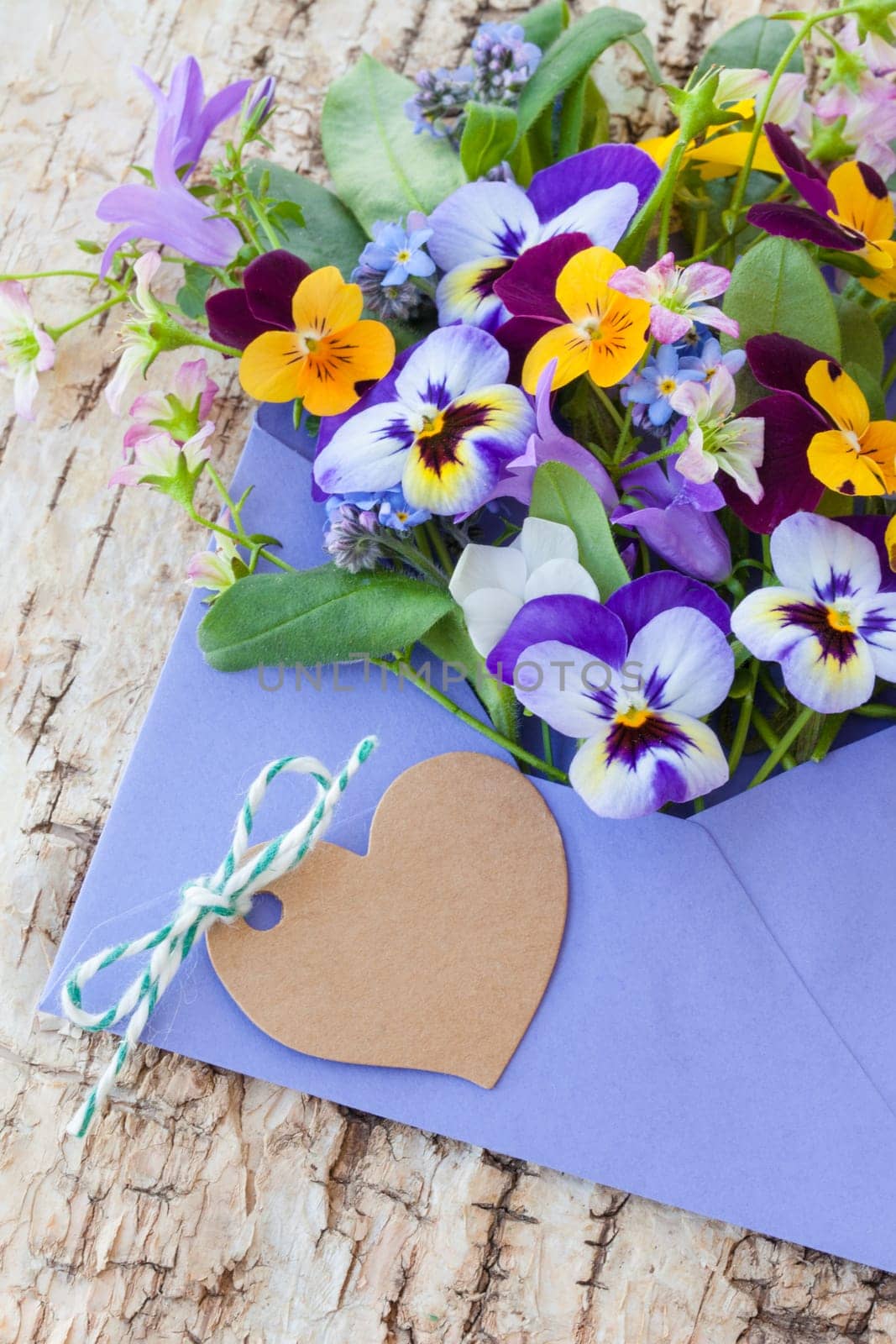 Colourful Strauss Fruehlingsflowers in a small envelope