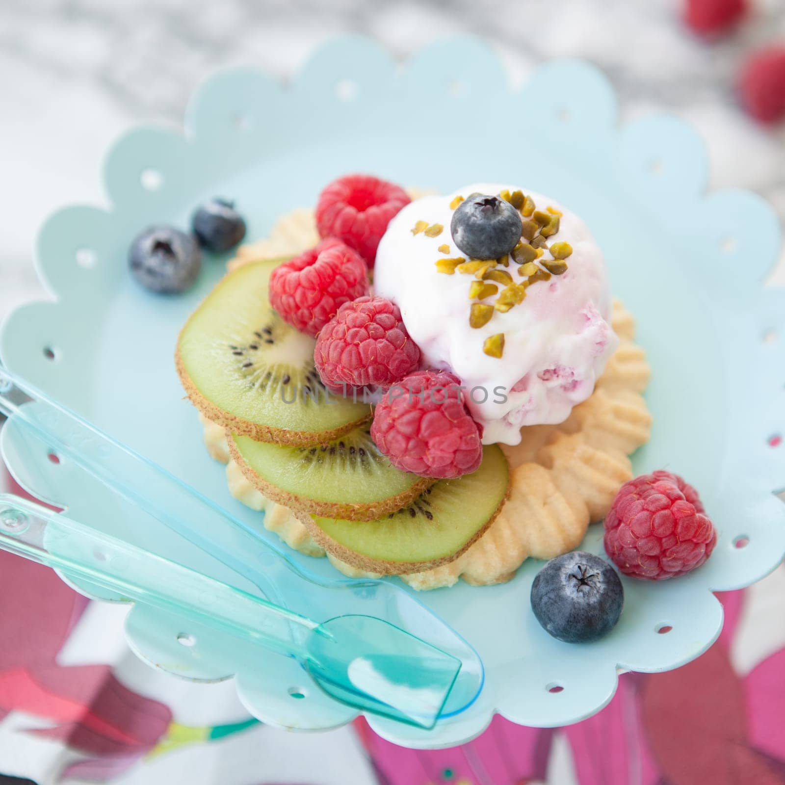 Dessert with a scoop of ice cream and fruse
