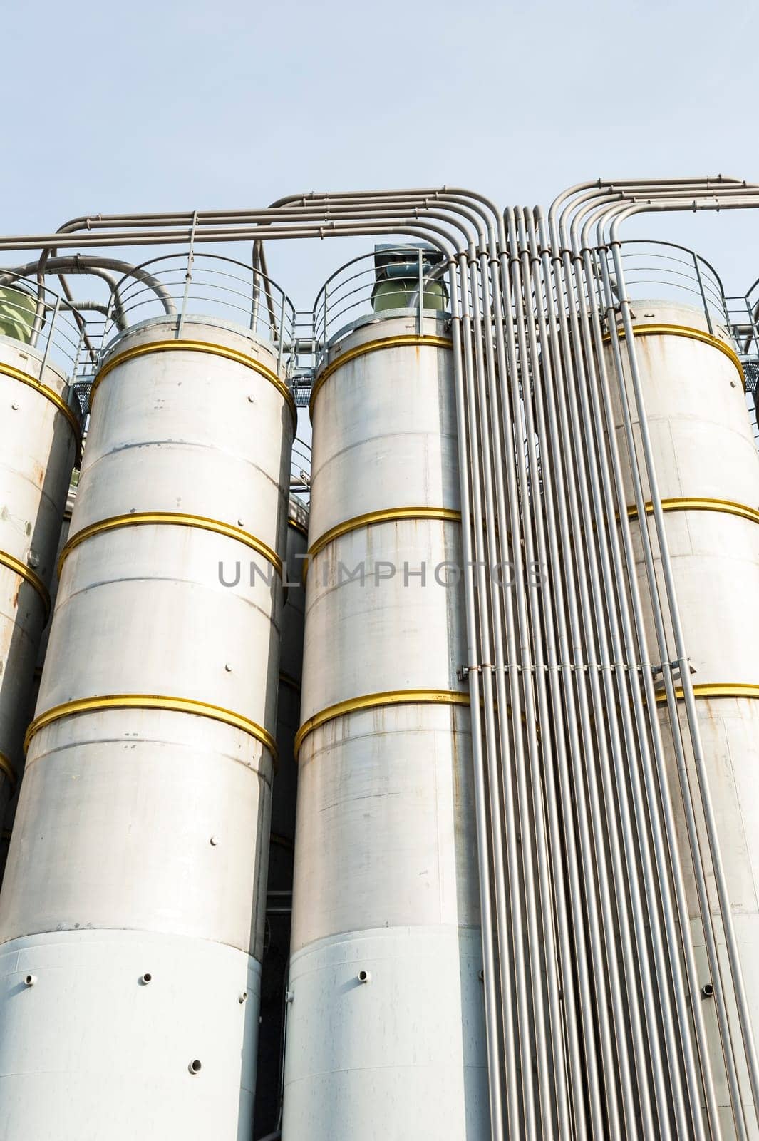 Industrial silos for chemical production, by stainless steel