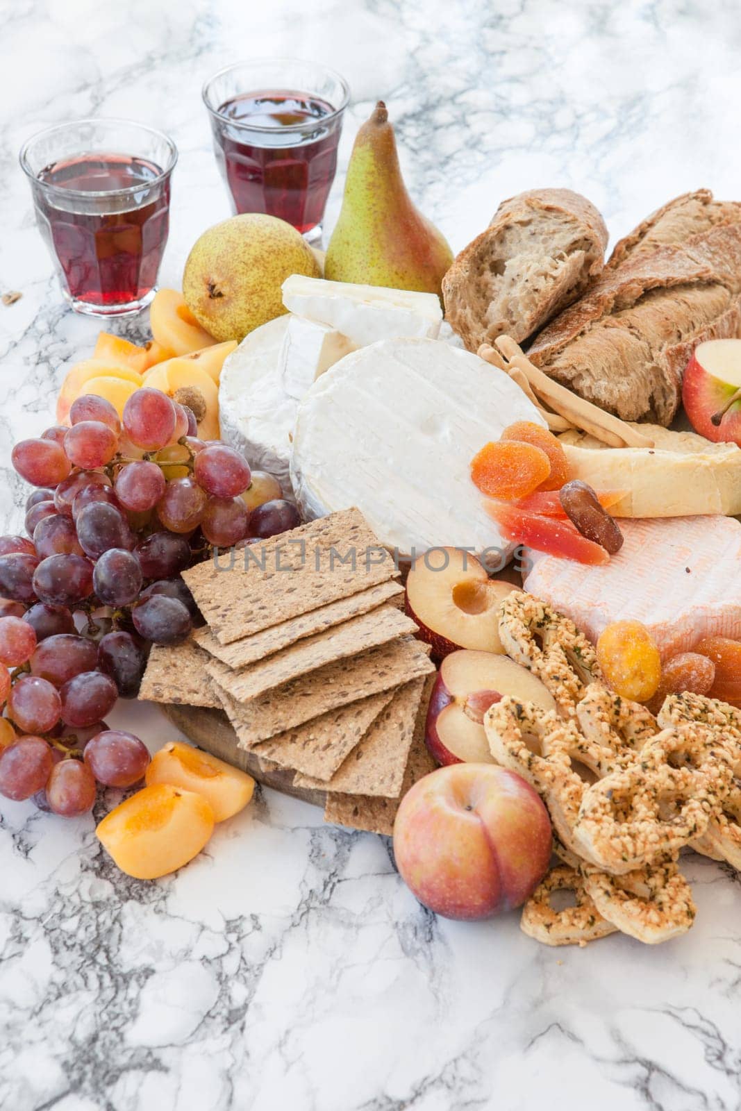 Rustic kaese platte with fruits and crisps