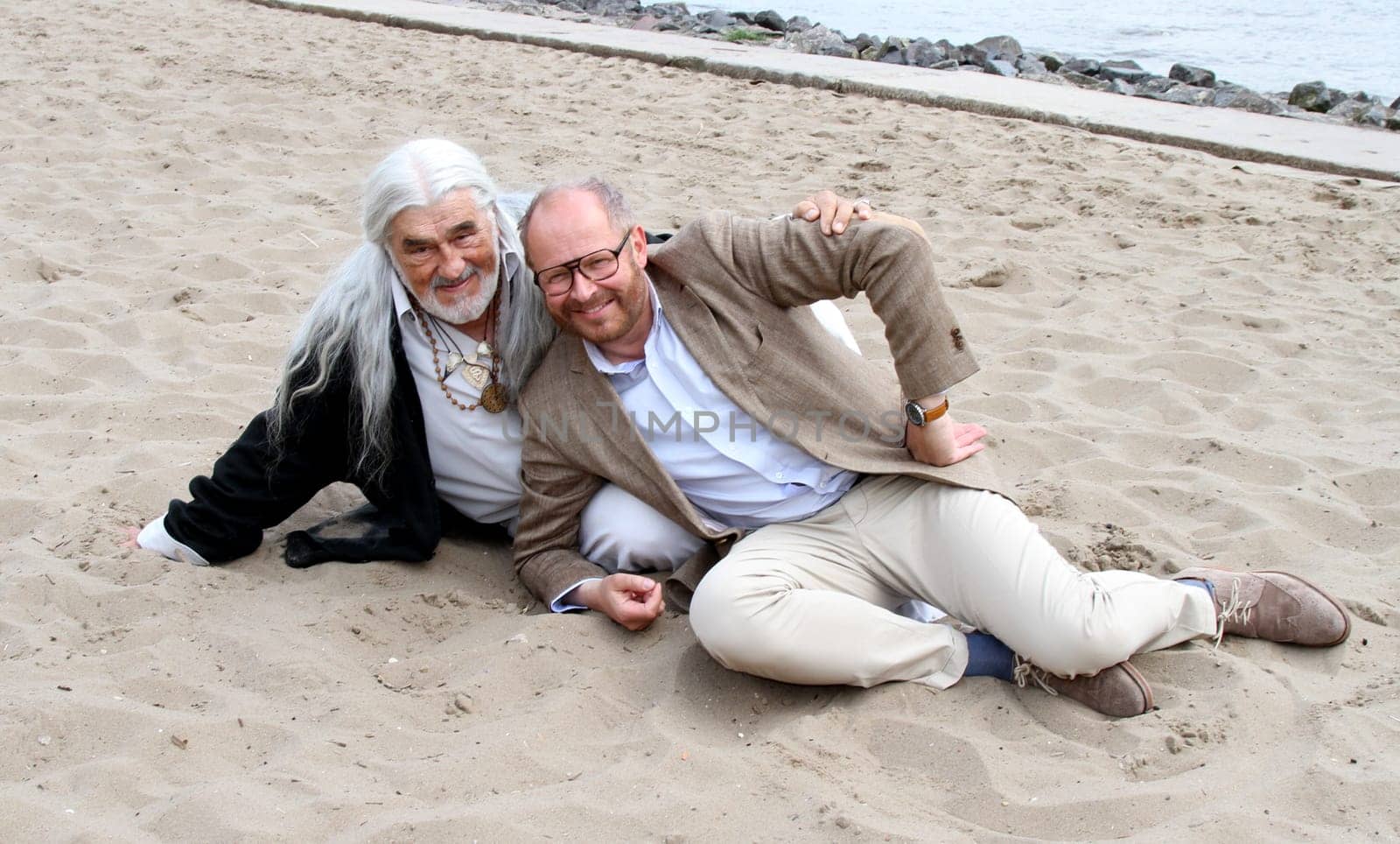 Mario Adorf and Axel Milberg - Photo appointment on the beach of Oevelgoenne