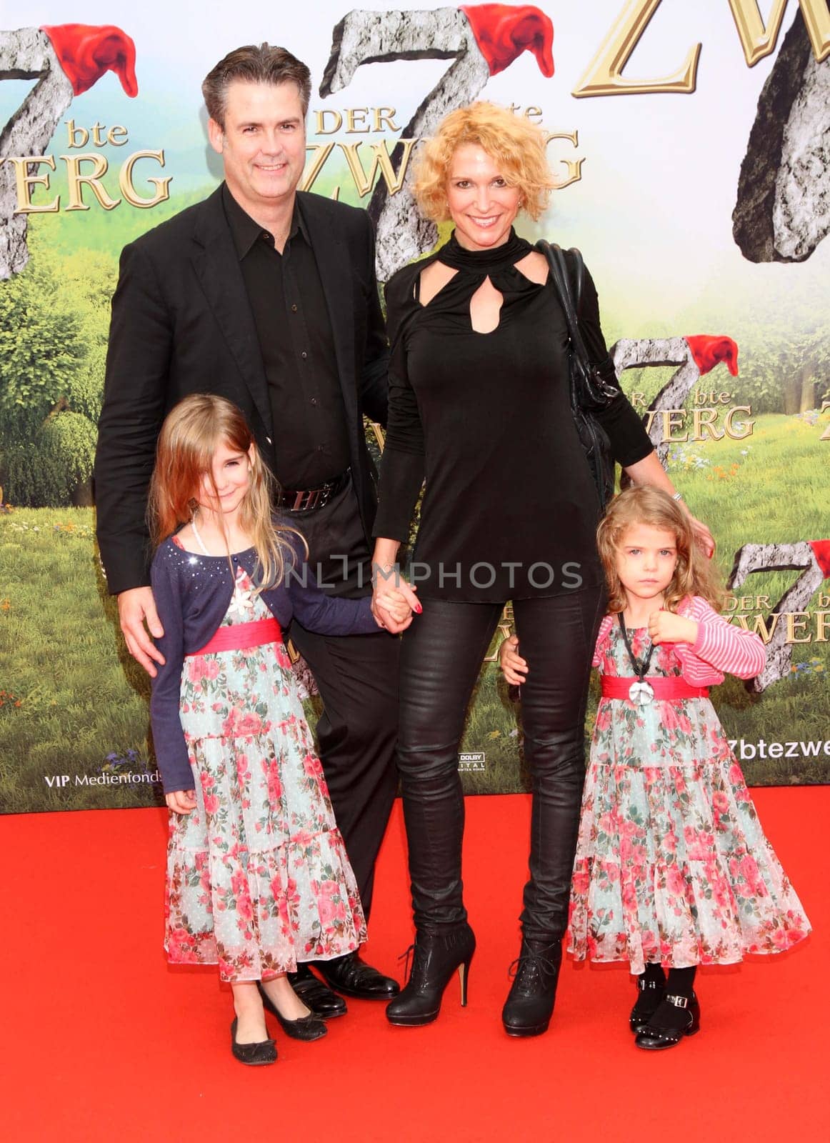 Heike Klos with family at the premiere of the 7bte Dwarf in Berlin