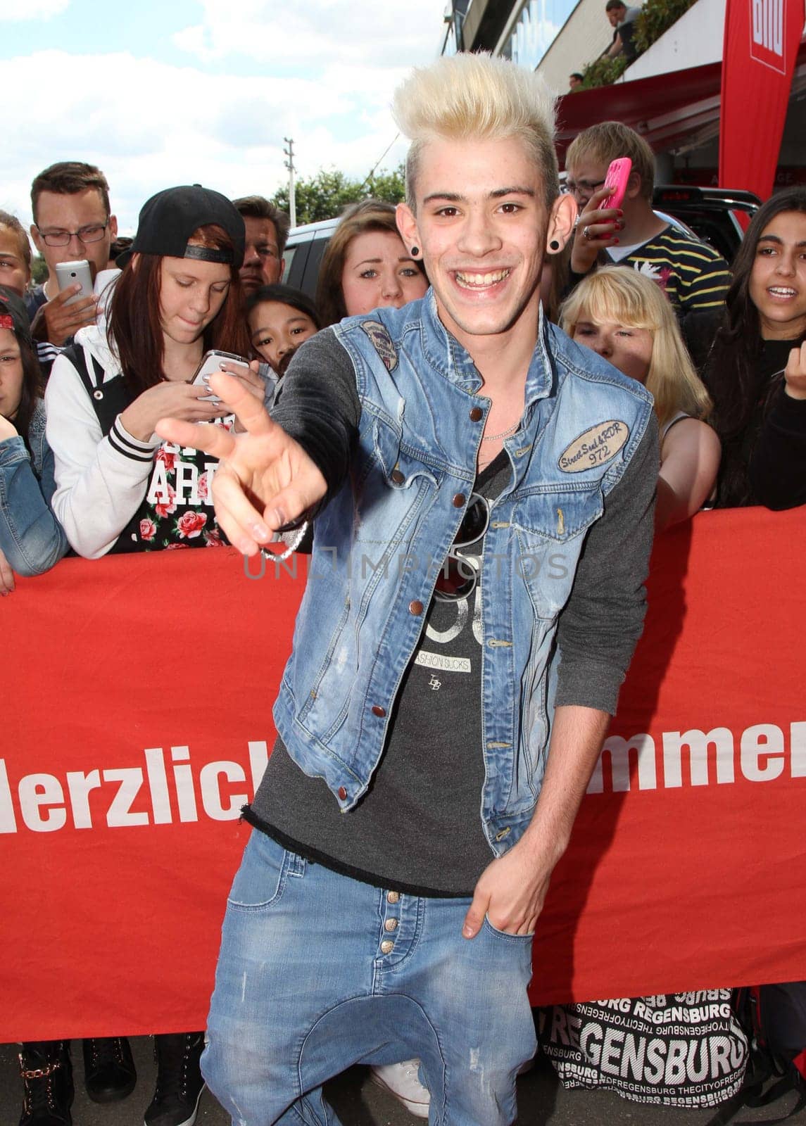 Daniele Negron with fans ,picture race day at the Trottbrennbahn Hamburg with celebrities