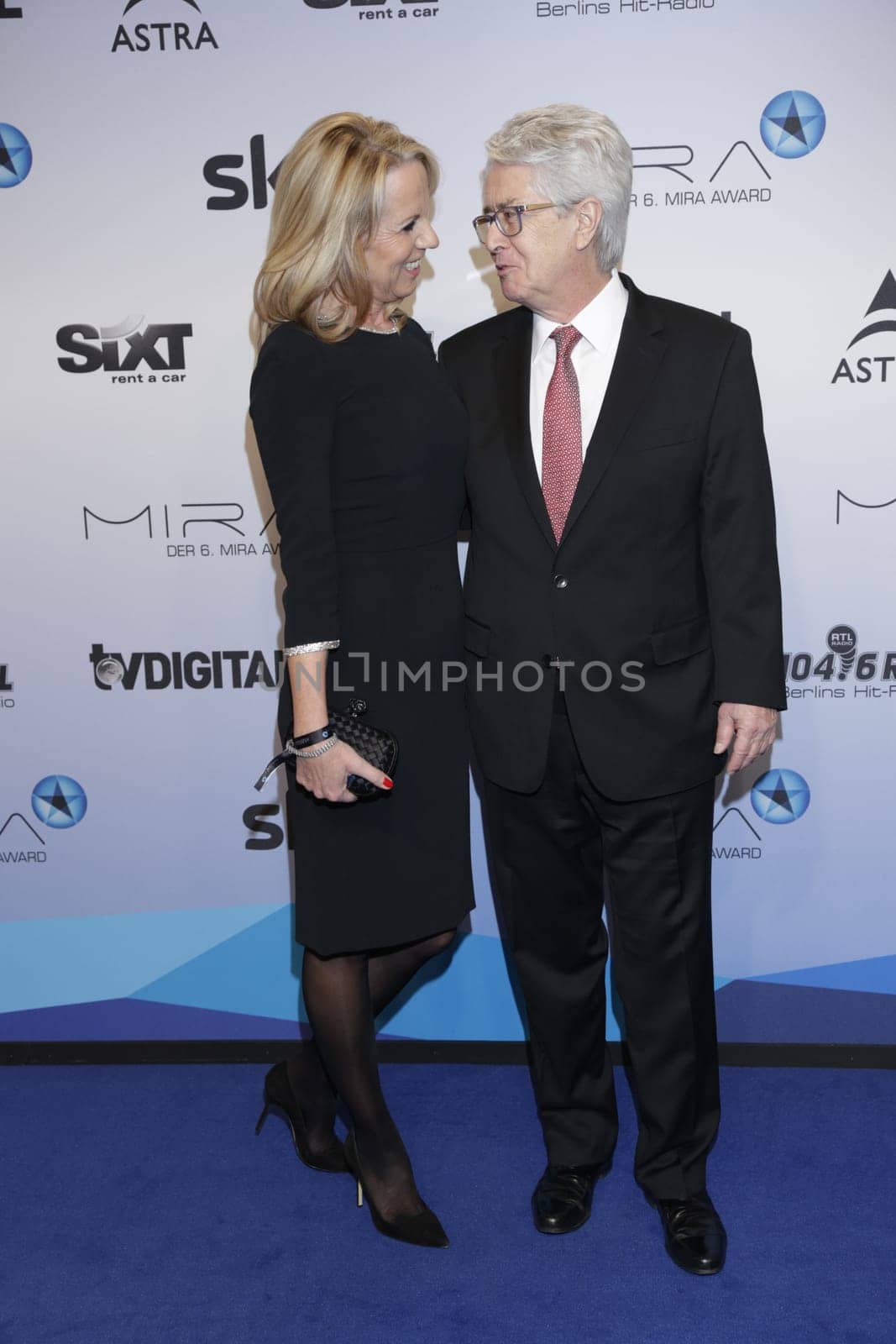 Frank Elstner mit Frau beim Mira Award 2015 in Berlin
