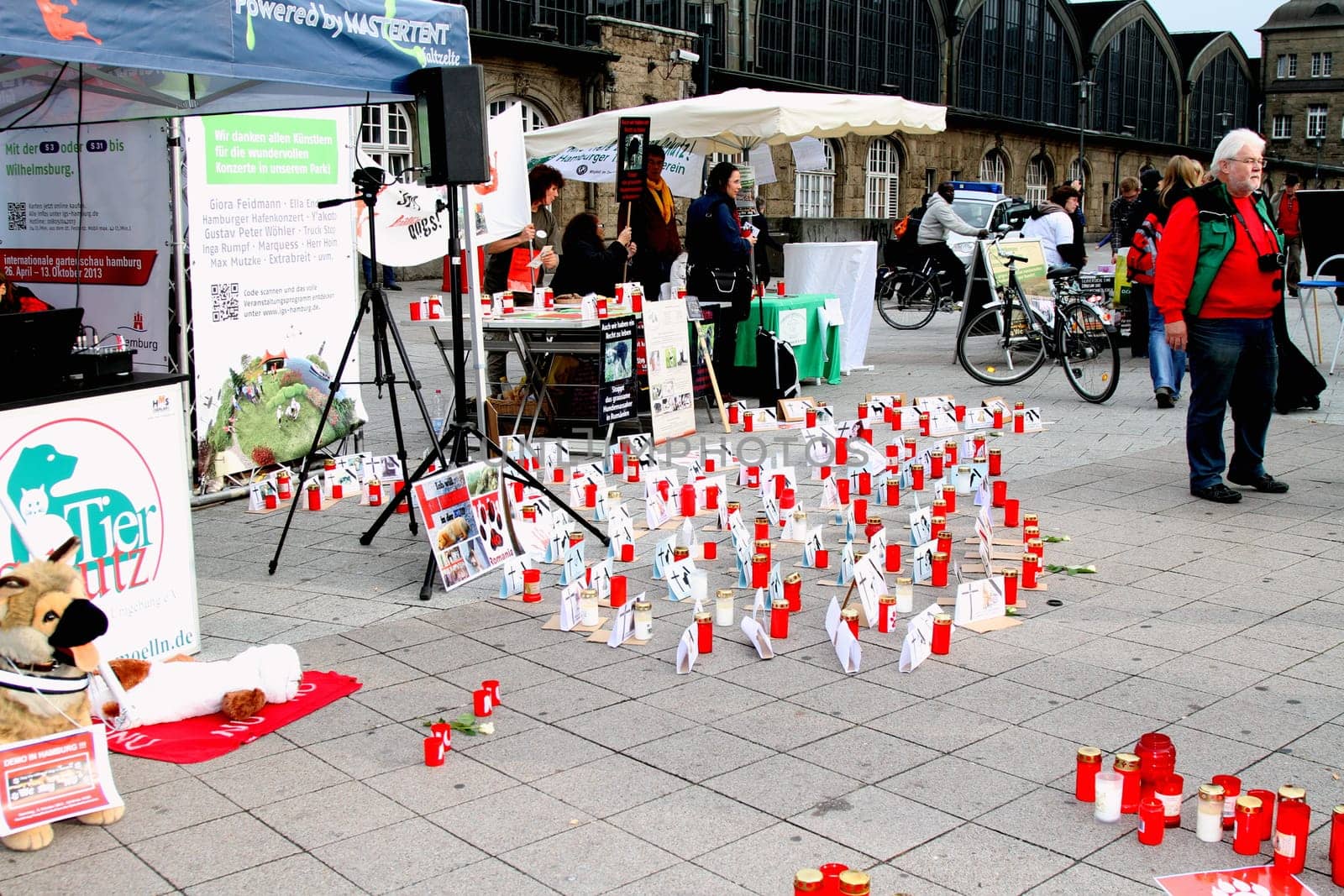Demonstration and vigil by various animal welfare organisations against the toting of street dogs in Romania at Hamburg Central Station ,05.10.2013