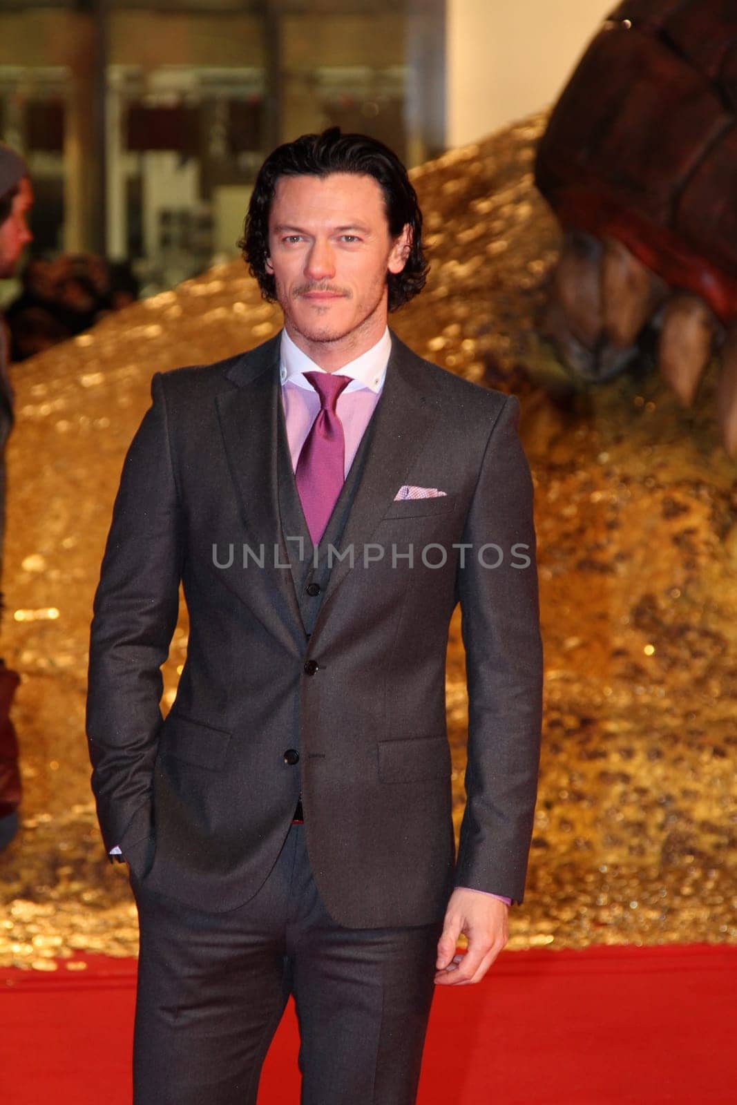 Luke Evans ,The Hobbit Smaugs Einoede: Middle Earth as a guest at Berlin- Sony Center ,09.12.2013