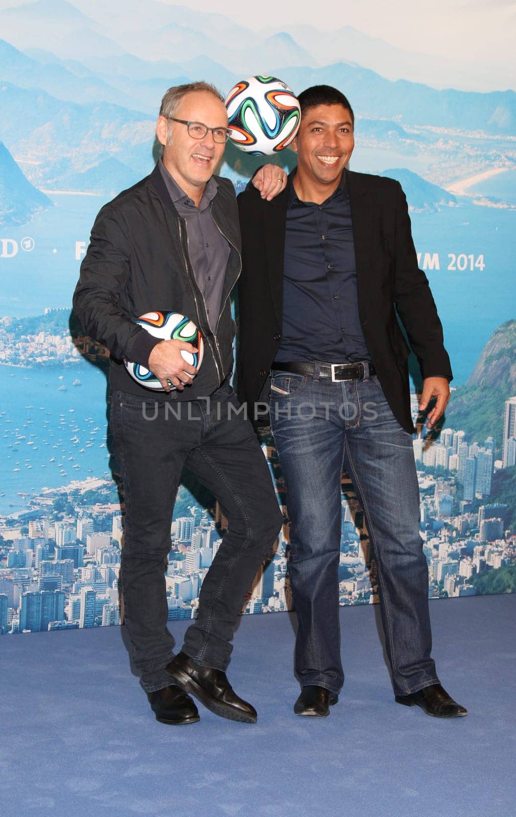 Giovanne Elbers und Reinhold Beckmann / PK Fussball WM Hamburg