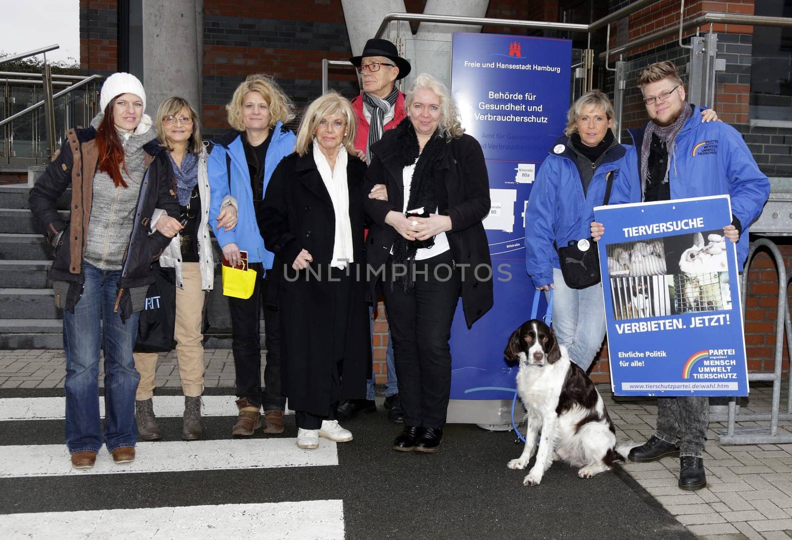 Delegation of the Animal Welfare Party with Ingrid van Bergen and Bettina Jung (Animal Welfare Party) in front of the Behoerde in Billstrasse .  ,The petition No animal experiments of the controversial animal testing institute LPT Hamburg and in Mienenbuettel in the Behoerde for Health and Consumer Protection Department veterianaerwesen to Dr. Gregor Buschhausen-Denker ,Hamburg 23.02.2015