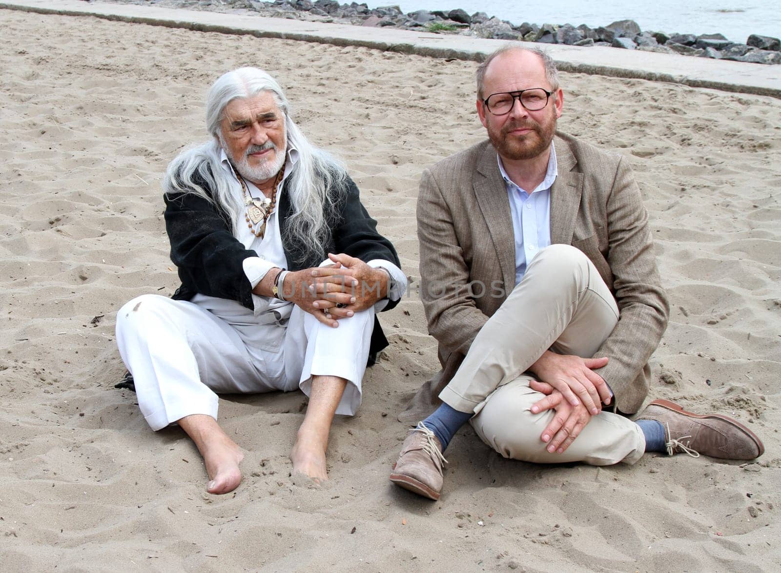 Mario Adorf and Axel Milberg - Photo appointment on the beach of Oevelgoenne